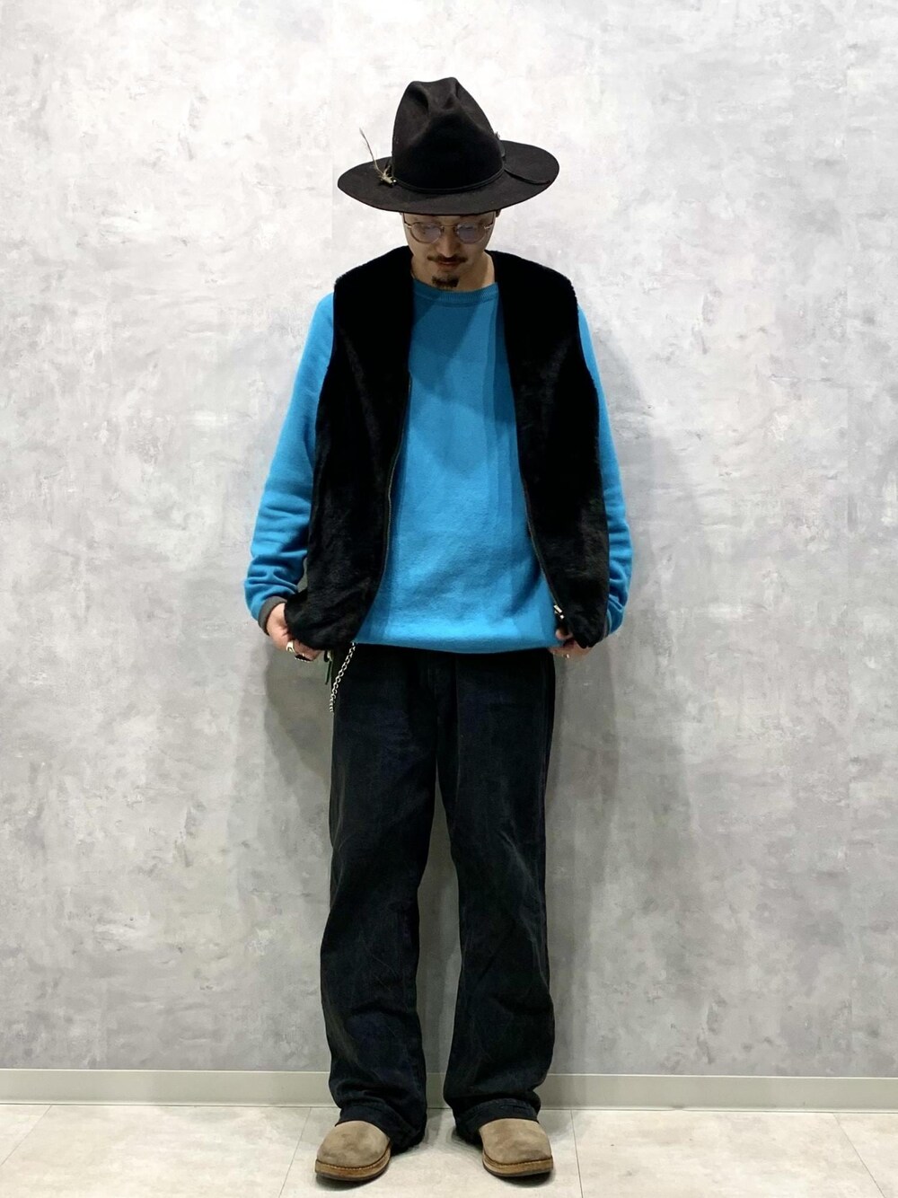 「Barbour、別注、ADAM ET ROPÉ、HOMME、きれいめ、きれいめカジュアル、カジュアル、大人カジュアル、モード、ミリタリー、レイヤード、スポーティー、アウトドア、春、秋」｜「ADAM ET ROPE'のカシミヤミックス リバーシブル ニットプルオーバー / ユニセックス（ニット/セーター、グレー系）」を使った、イケジさん（メンズ・171cm）の冬コーディネートの1枚目の写真