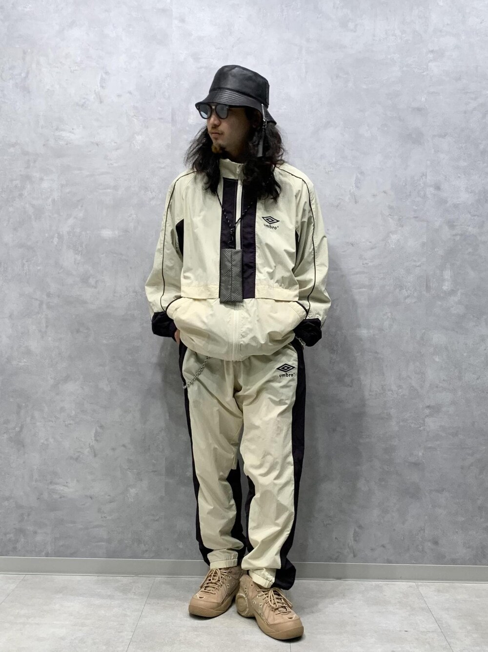 「UMBRO、別注、24SS、ADAM ET ROPÉ、HOMME、UNISEX、ブルべ、きれいめ、きれいめカジュアル、カジュアル、大人カジュアル、モード、ミリタリー、レイヤード、スポーティー」｜「ADAM ET ROPE'の《別注》【UMBRO/アンブロ】POLO COLLAR SWEATSHIRT（スウェット、ブラック系）」を使った、イケジさん（メンズ・171cm）の冬コーディネートの1枚目の写真