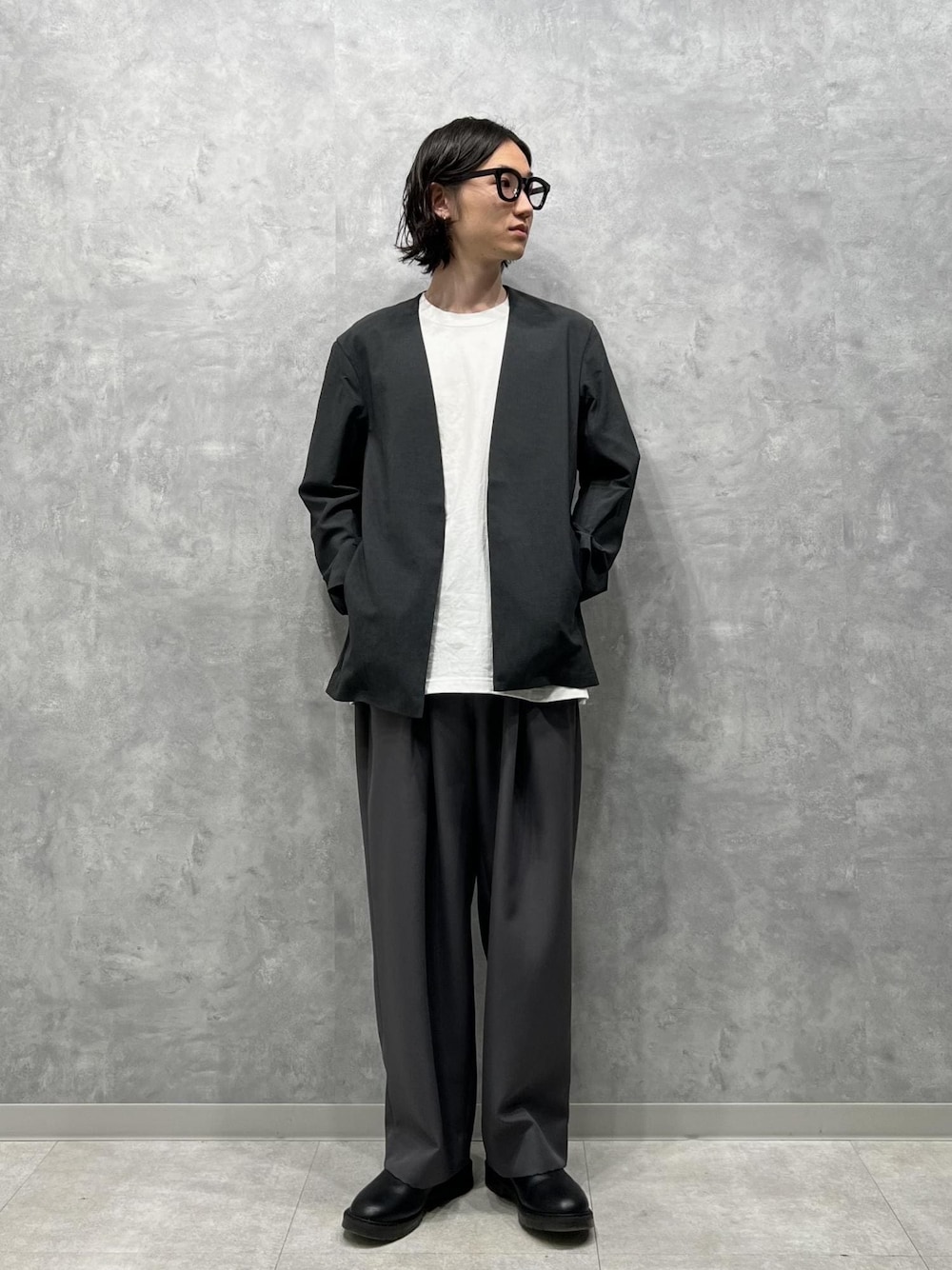 「ADAM ET ROPÉ、HOMME」｜「ADAM ET ROPE'のクロスインバーテッド ワイドストレート タック スラックス / ロングシーズン着用可能 / サスティナブル / 吸水速乾（スラックス、グレー系）」を使った、kodai kanomataさん（メンズ・172cm）の冬コーディネートの1枚目の写真