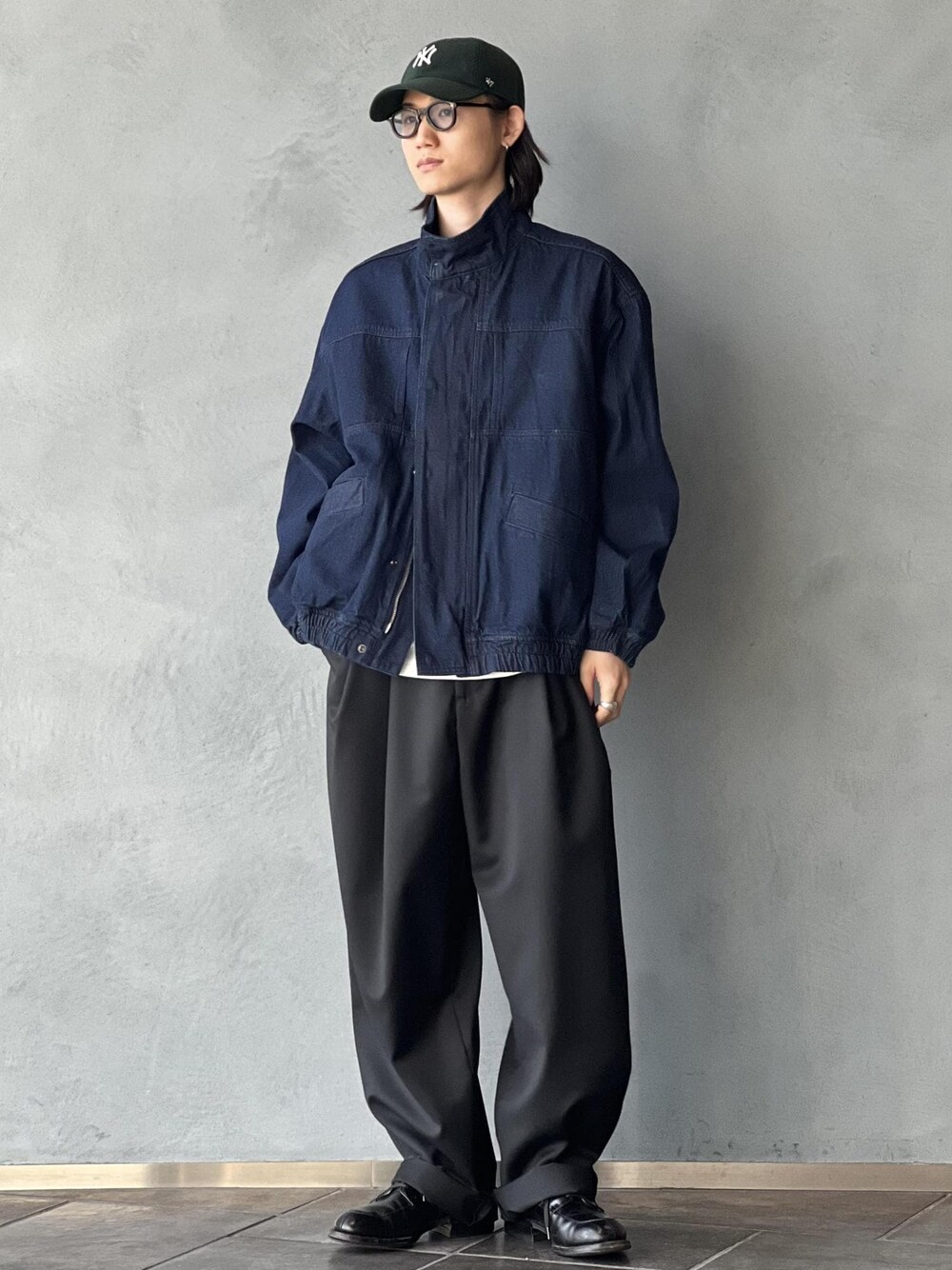 「ジャケット/アウター、ブルゾン、パンツ、GKS64560、GML05100、24AW40、ADAM ET ROPE'_JEANS、adametrope_jeans、初春コーデ、春コーデ、初秋コーデ、秋コーデ、大人カジュアル、カジュアルコーデ、シンプルコーデ」｜「ADAM ET ROPE'のデニム ボマージャケット / ADAM ET ROPE' JEANS -FILM-（デニムジャケット、ブルー系）」を使った、kodai kanomataさん（メンズ・172cm）の冬コーディネートの1枚目の写真