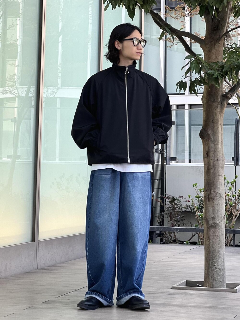 「CODA、ADAM ET ROPÉ、HOMME」｜「ADAM ET ROPE'の【NIKKE/ニッケ】撥水タフタ オーバーサイズ トラック ジャケット / ブルゾン / セットアップ対応 / UNISEX（ブルゾン、ブラック系）」を使った、kodai kanomataさん（メンズ・172cm）の春コーディネートの1枚目の写真