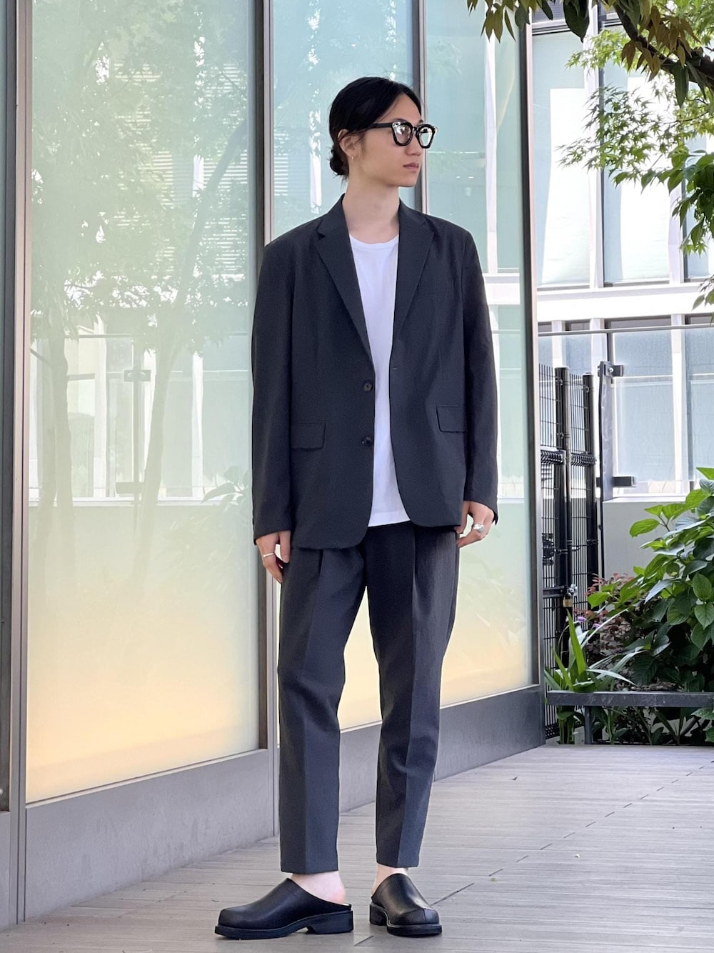 「ビジカジセットアップ、HOMME、きれいめ、きれいめカジュアル、SETアイテム、ADAM ET ROPÉ、スーツ/ネクタイ、セットアップ、シューズ、サンダル、GKA24400、GMY04030、24SS20、mustbuy_jacketandouter_mens、SET_UP_HOMME」｜「ADAM ET ROPE'の【RIRANCHA】セットアップ / テーラードジャケット & スラックス（セットアップ、グリーン系）」を使った、kodai kanomataさん（メンズ・172cm）の春コーディネートの1枚目の写真