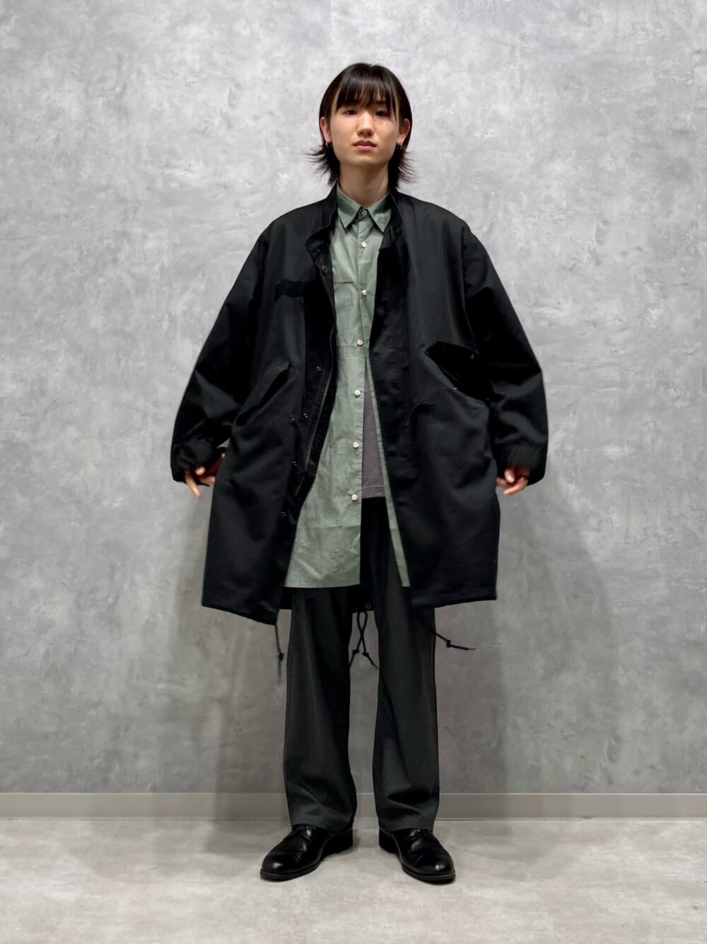 「Adam et Rope'、モッズコート、モッズコート 黒、ライナーコート、グリーン、フレアパンツ、革靴、いいね、save、フォローお願いします🤑、黒、秋冬コーデ、秋のコーデ」｜「ADAM ET ROPE'のフロントタック コットンブロードシャツチュニック（シャツ/ブラウス、グリーン系）」を使った、kodai kanomataさん（メンズ・172cm）の秋コーディネートの1枚目の写真
