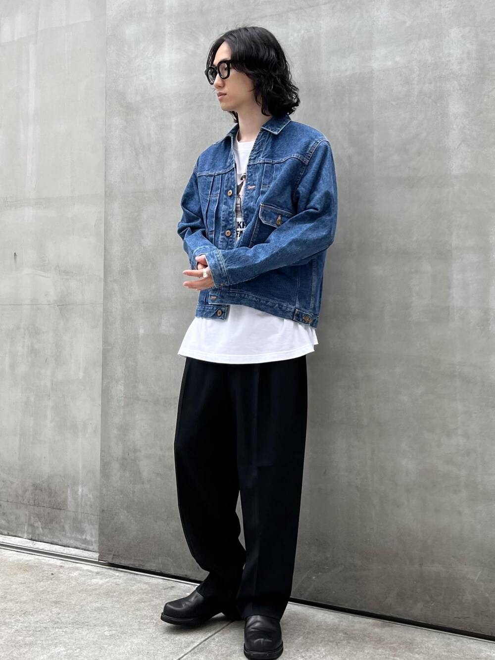 「kyou、初秋コーデ、秋コーデ、ADAM ET ROPÉ、トップス、Tシャツ/カットソー、ジャケット/アウター、デニムジャケット、パンツ、スラックス、GKL64290、GMM04320、GMS14010、24adametropeaudrey、24AW_homme_bottom」｜「ADAM ET ROPE'の【Chambrer/シャンブレ】ワイドテーパード イージー ツータック スラックス / シーズンレス / セットアップ対応（スラックス、ブラック系）」を使った、kodai kanomataさん（メンズ・172cm）の夏コーディネートの1枚目の写真