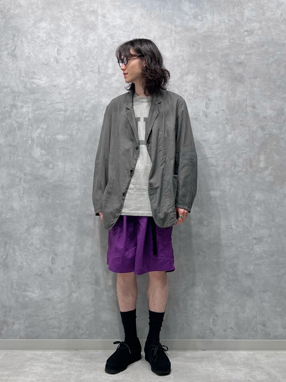 「アダムエロペ(ADAM ET ROPE')、COMOLI、blurhms、blurhmsrootstook、clarks、ショーツ、ショーツスタイル」｜「blurhmsのアイテム（Tシャツ/カットソー、グレー系）」を使った、kodai kanomataさん（メンズ・172cm）の夏コーディネートの1枚目の写真