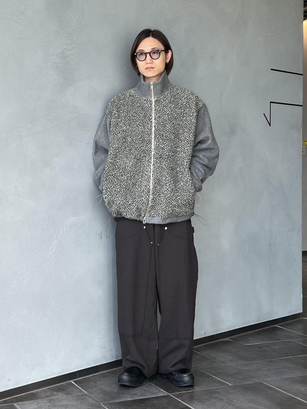 ブラック系のその他パンツを着用したメンズの冬コーディネートの1枚目の写真