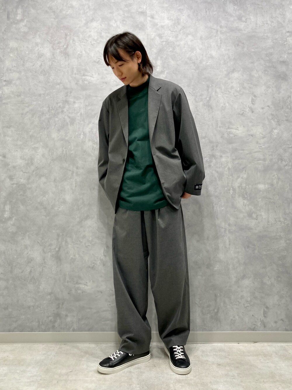 「アダムエロペ(ADAM ET ROPE')、converse、セットアップ、リラックススタイル、秋服、グリーン、緑、秋のコーデ、シンプル、オーバーサイズ、ootd」｜「fitforのアイテム（Tシャツ/カットソー、グリーン系）」を使った、kodai kanomataさん（メンズ・172cm）の秋コーディネートの1枚目の写真