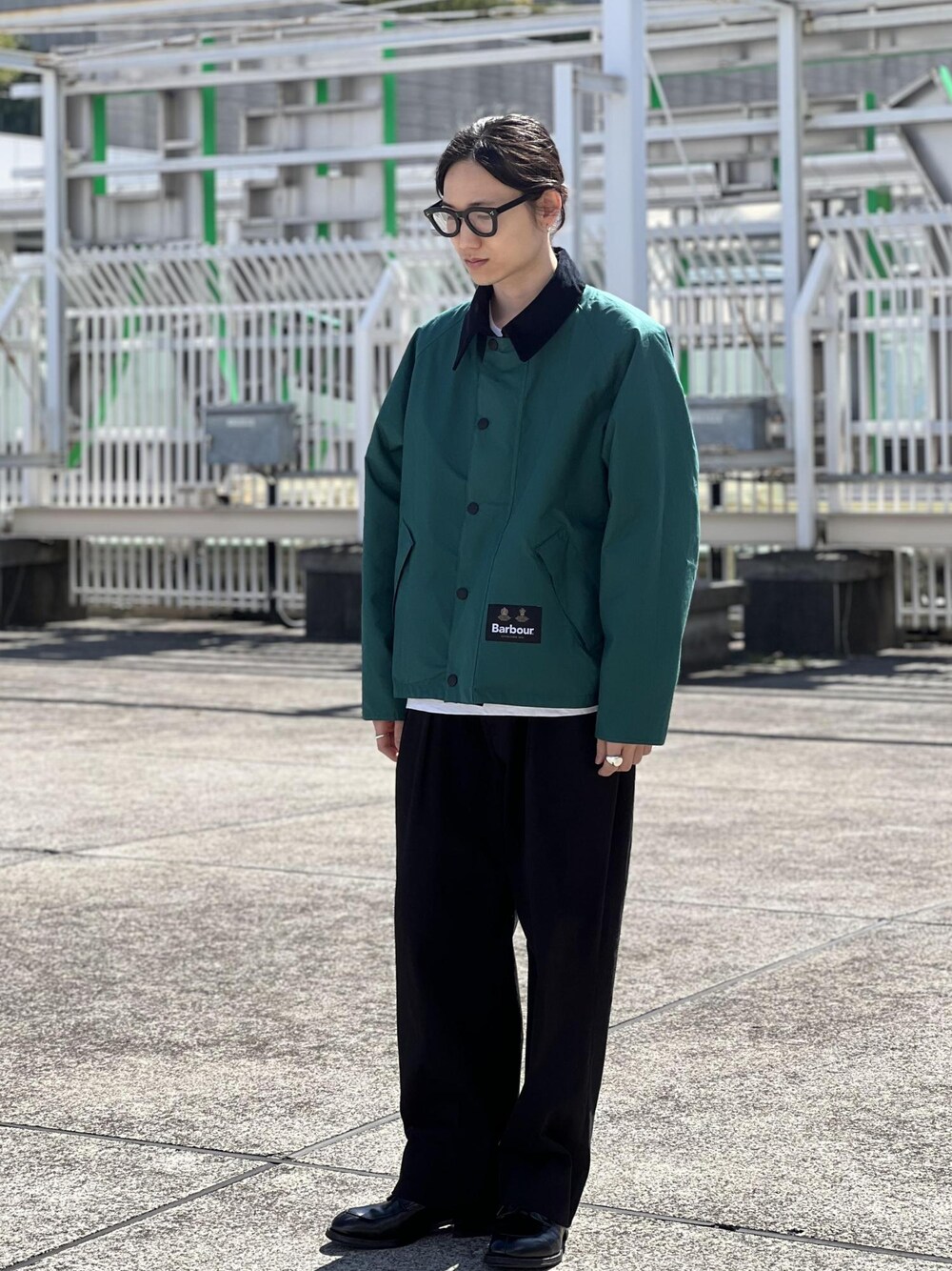 「barbour、ADAM ET ROPÉ、HOMME」｜「Barbourの《別注》【BARBOUR/バブアー】TRANSPORT リバーシブルブルゾン / 本国生産 / ロイヤルワラント / UNISEX（ブルゾン、ブラック系）」を使った、kodai kanomataさん（メンズ・172cm）の春コーディネートの1枚目の写真