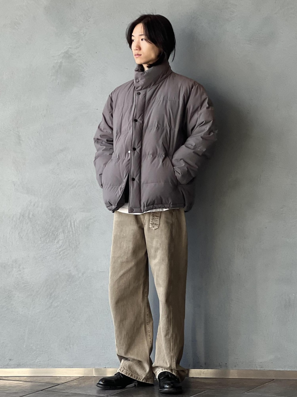 「秋コーデ、初冬コーデ、冬コーデ、ADAM ET ROPÉ、ジャケット/アウター、ダウンジャケット/コート、GML14090、24AW40、HOMME_ACT、Mcoat_pickup、Mdown_pikup」｜「ADAM ET ROPE'の【ACT_02 Ginz】CLASSIC DOWN JACKET / UNISEX / 650 FILL POWER（ダウンジャケット/コート、グレー系）」を使った、kodai kanomataさん（メンズ・172cm）の冬コーディネートの1枚目の写真