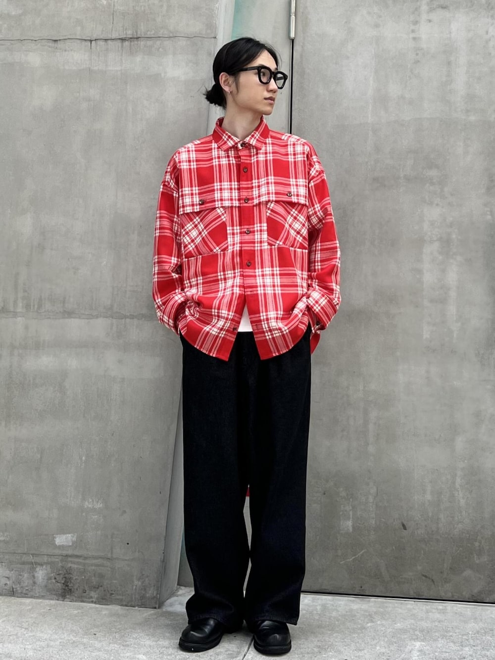 「kyou、初秋コーデ、秋コーデ、ADAM ET ROPÉ、パンツ、デニムパンツ、GMS14040、24AW_homme_bottom、denim_homme、Mデニム_pickup」｜「ADAM ET ROPE'の《定番》【コットンUSA】デニム 3タック ワイド スラックス / サステナブル / セットアップ対応（デニムパンツ、ブラック系）」を使った、kodai kanomataさん（メンズ・172cm）の秋コーディネートの1枚目の写真