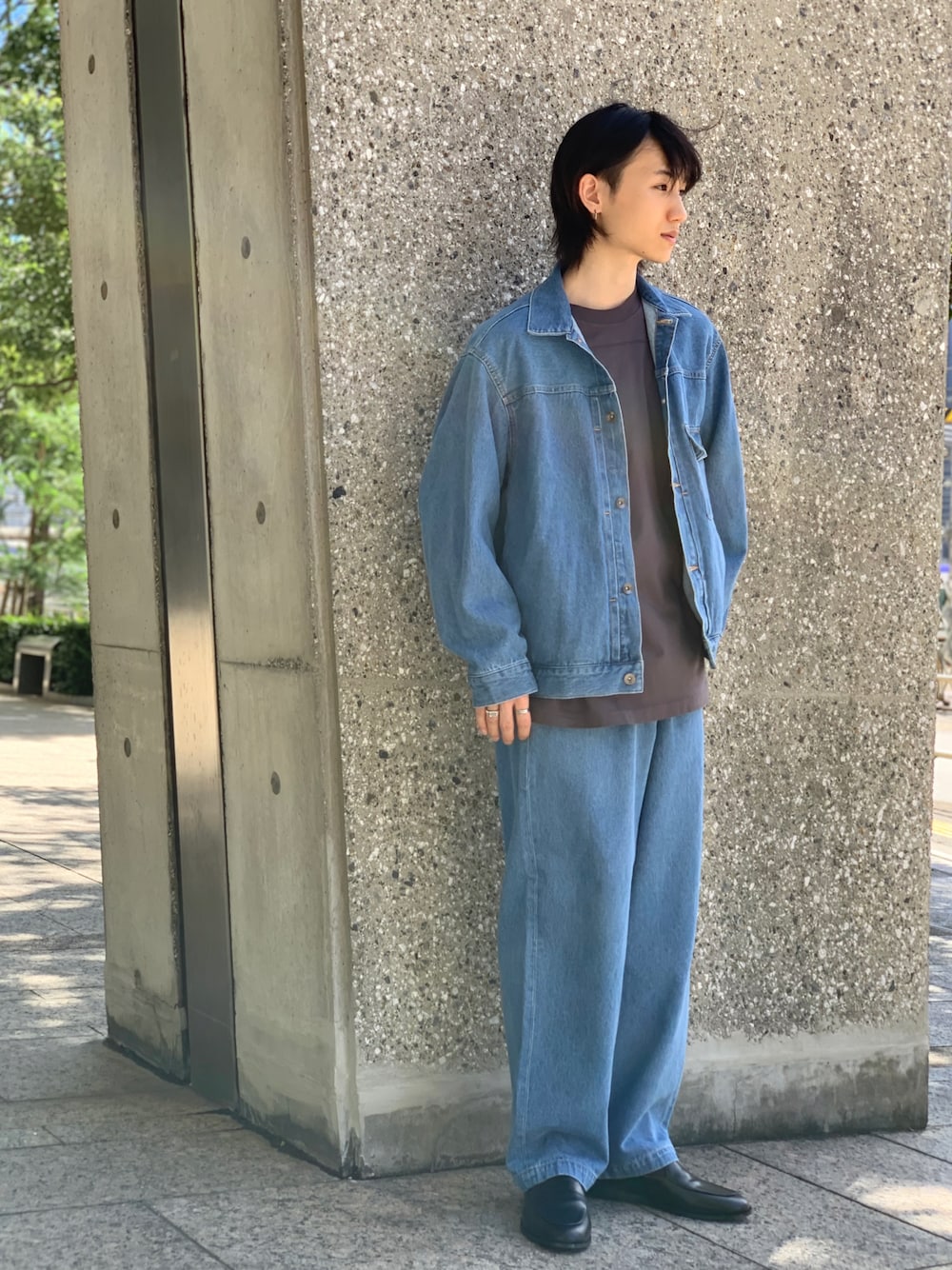 「アダムエロペ(ADAM ET ROPE')、blurhms、wildlifetailor、デニム、デニムジャケット、ワイドデニム、デニムセットアップ、セットアップ、ローファー、ootd、デニムパンツ、デニム オン デニム、フットボールTシャツ」｜「ADAM ET ROPE'の【CESSE】ローファースリッポン（スリッポン、ブラック系）」を使った、kodai kanomataさん（メンズ・172cm）の夏コーディネートの1枚目の写真