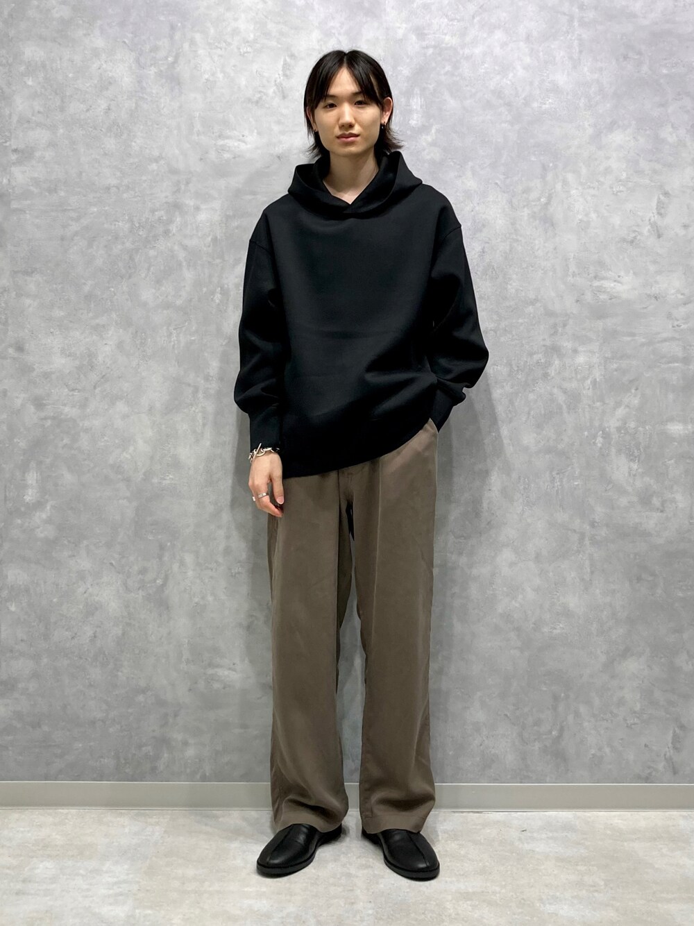 「アダムエロペ(ADAM ET ROPE')、パーカー、秋のコーデ、秋コーデ、リラックスパンツ、カンフーシューズ、ラフ、休日コーデ、いいね、save、フォローお願いします🤑、シンプルコーデ」｜「ADAM ET ROPE'のカノコダンボールルーズシルエットパーカー（パーカー、ブラック系）」を使った、kodai kanomataさん（メンズ・172cm）の夏コーディネートの1枚目の写真