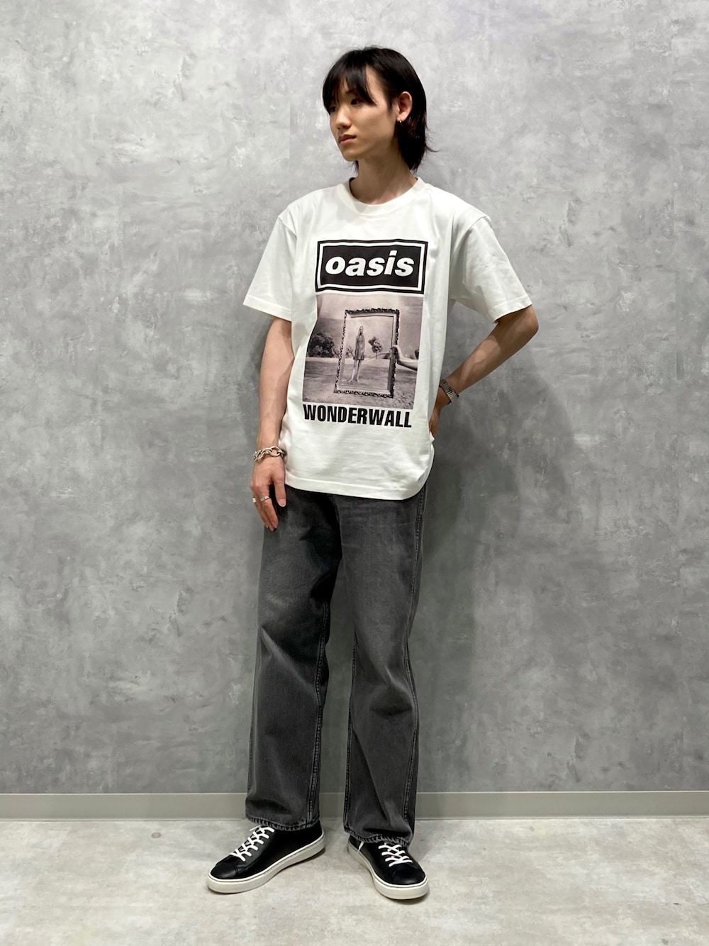 「夏、converse、休日コーデ、レザースニーカー、プリントT、Adam et Rope'、夏コーデ、allstar、oasis、westoveralls」｜「WESTOVERALLSのアイテム（デニムパンツ、ブラック系）」を使った、kodai kanomataさん（メンズ・172cm）の夏コーディネートの1枚目の写真