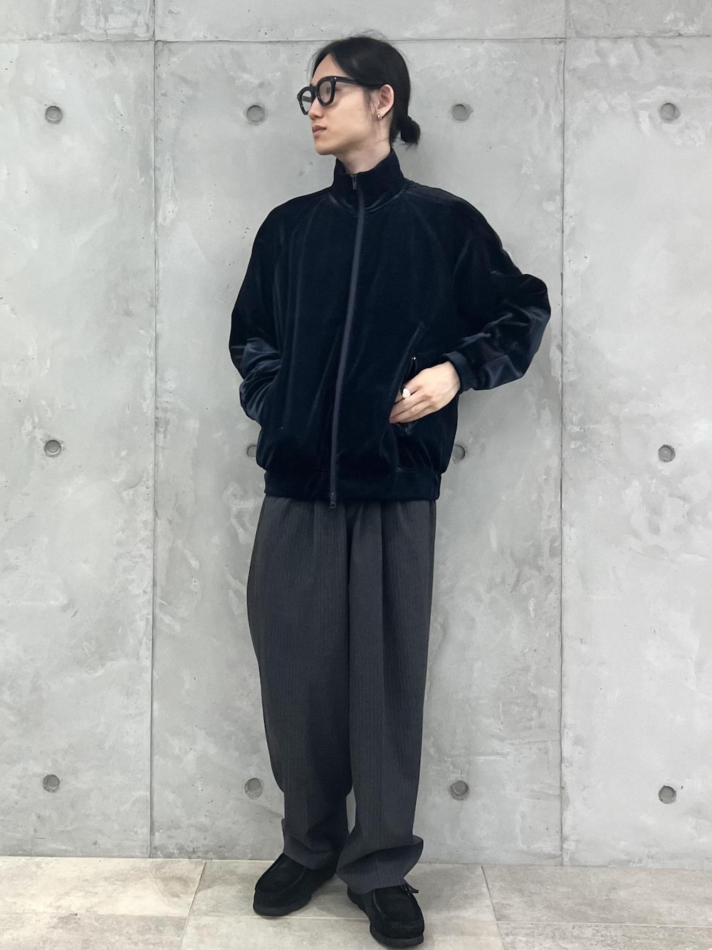 「初秋コーデ、秋コーデ、スポーツミックス、ADAM ET ROPÉ、ジャケット/アウター、その他アウター、パンツ、スラックス、GML14160、GMS14010、07MPreorder_pickup」｜「ADAM ET ROPE'の【Chambrer/シャンブレ】ワイドテーパード イージー ツータック スラックス / シーズンレス / セットアップ対応（スラックス、グレー系）」を使った、kodai kanomataさん（メンズ・172cm）の夏コーディネートの1枚目の写真