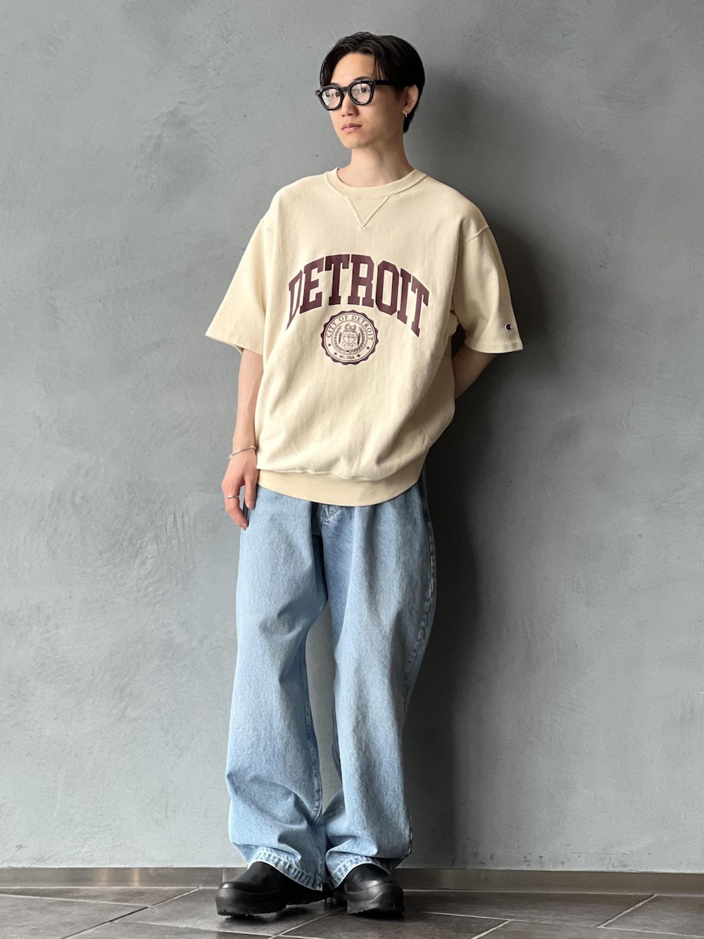 「初春コーデ、春コーデ、ADAM ET ROPÉ、トップス、Tシャツ/カットソー、パンツ、デニムパンツ、GKM25650、GKS25550、25ss_homme_exclusive、MSpecial_pickup、アクセント、ウェア、オリジナル、クリーム」｜「Championの《別注》【Champion/チャンピオン】REVERSE WEAVE SHORT SLEEVE SWEATSHIRT（Tシャツ/カットソー、ベージュ系）」を使った、kodai kanomataさん（メンズ・172cm）の春コーディネートの1枚目の写真