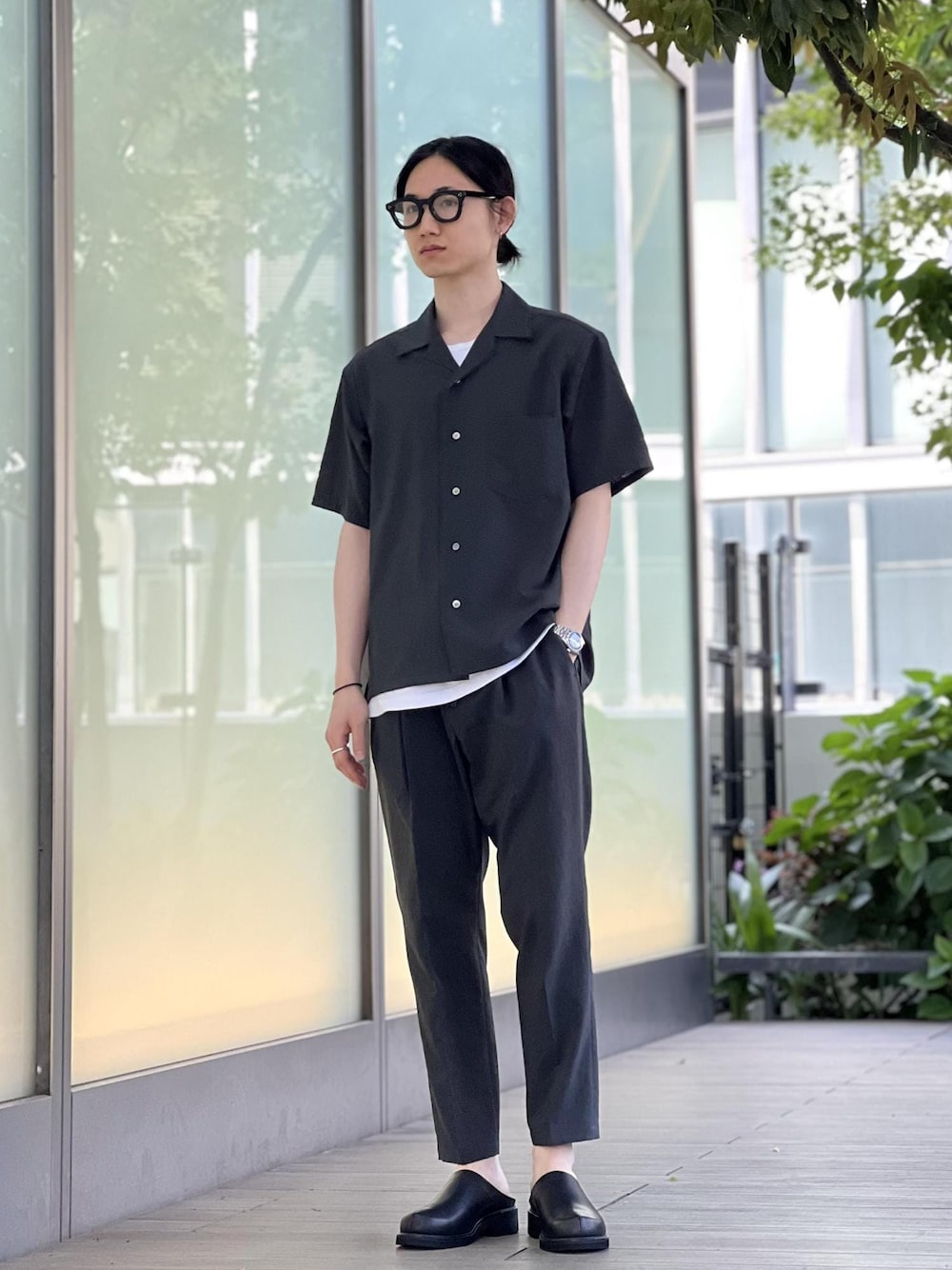 「ビジカジセットアップ、HOMME、セットアイテム、ADAM ET ROPÉ、スーツ/ネクタイ、セットアップ、シューズ、サンダル、GKA24400、GMY04010、24SS30、homme_setup、SET_UP_HOMME、お気に入り登録数上昇中_MEN、カジュアル」｜「ADAM ET ROPE'の2点セット【RIRANCHA / リランチェ】セットアップ / オープンカラーシャツ&イージーパンツ / イージーケア / ユニセックス（セットアップ、グリーン系）」を使った、kodai kanomataさん（メンズ・172cm）の春コーディネートの1枚目の写真