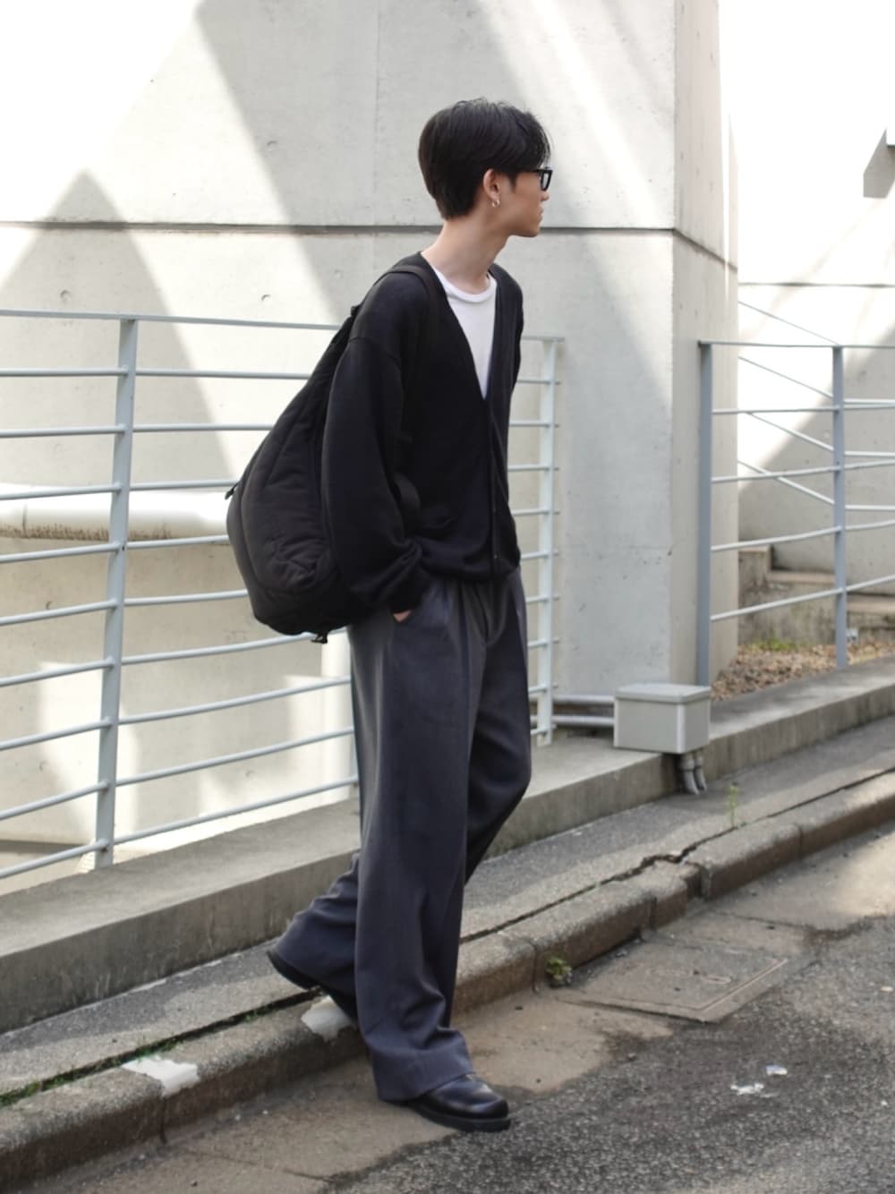 「大人カジュアル、ショルダーバッグ、メンズファッション、カーディガンコーデ」｜「LEMAIREのMEDIUM SOFT GAME BAG（ショルダーバッグ、ブラウン系）」を使った、kodai kanomataさん（メンズ・172cm）の春コーディネートの1枚目の写真