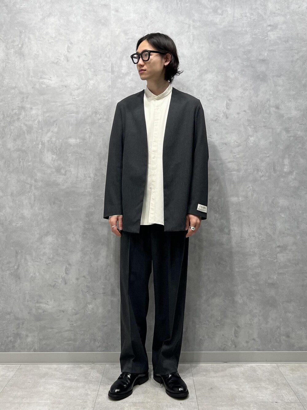 「ADAM ET ROPÉ、HOMME」｜「ADAM ET ROPE'のリラックス ドレープ レーヨンスエード とろみバンドカラーシャツ / イージーケア / 3シーズン着用可能 / ユニセックス（シャツ/ブラウス、ホワイト系）」を使った、kodai kanomataさん（メンズ・172cm）の冬コーディネートの1枚目の写真
