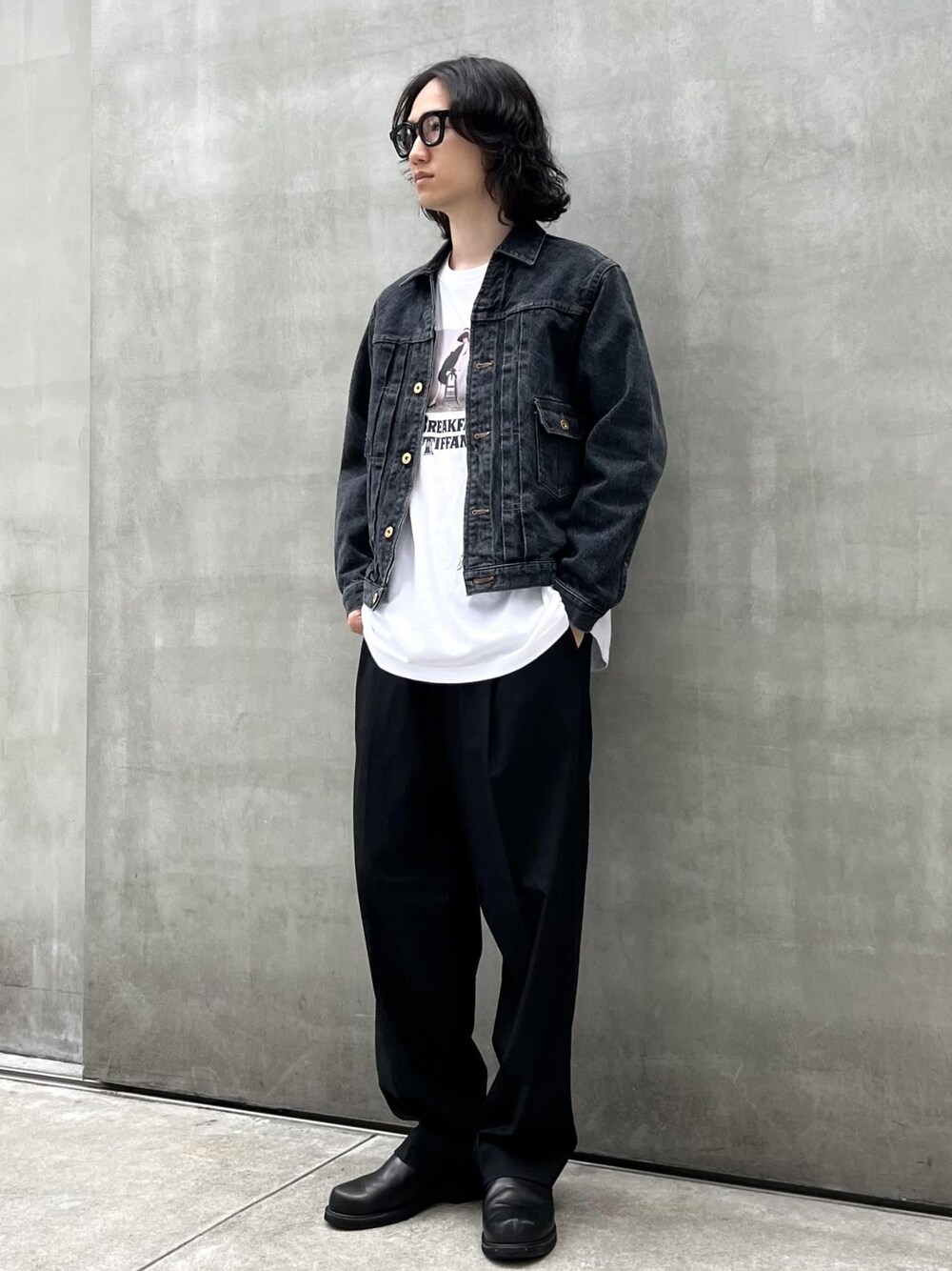 「kyou、初秋コーデ、秋コーデ、ADAM ET ROPÉ、トップス、Tシャツ/カットソー、ジャケット/アウター、デニムジャケット、パンツ、スラックス、GKL64290、GMM04320、GMS14010、24adametropeaudrey、24AW_homme_bottom」｜「ADAM ET ROPE'の【Chambrer/シャンブレ】ワイドテーパード イージー ツータック スラックス / シーズンレス / セットアップ対応（スラックス、ブラック系）」を使った、kodai kanomataさん（メンズ・172cm）の夏コーディネートの1枚目の写真