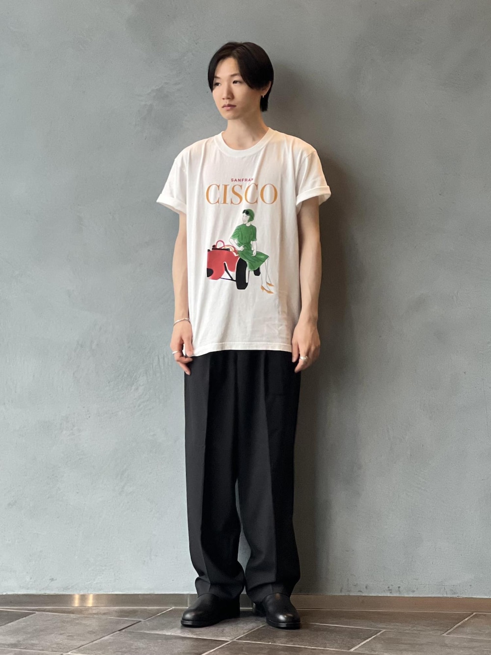 「初夏コーデ、夏コーデ、ADAM ET ROPÉ、トップス、Tシャツ/カットソー、パンツ、スラックス、GKM35090、GMS05050、MSpecial_pickup、Tシャツ、お手入れしやすい、こだわり、さらっと、イージーケア」｜「ADAM ET ROPE'のサマーウーステッド ベルテッド ワイド イージーパンツ/ セットアップ可能（スラックス、ブラック系）」を使った、kodai kanomataさん（メンズ・172cm）の夏コーディネートの1枚目の写真