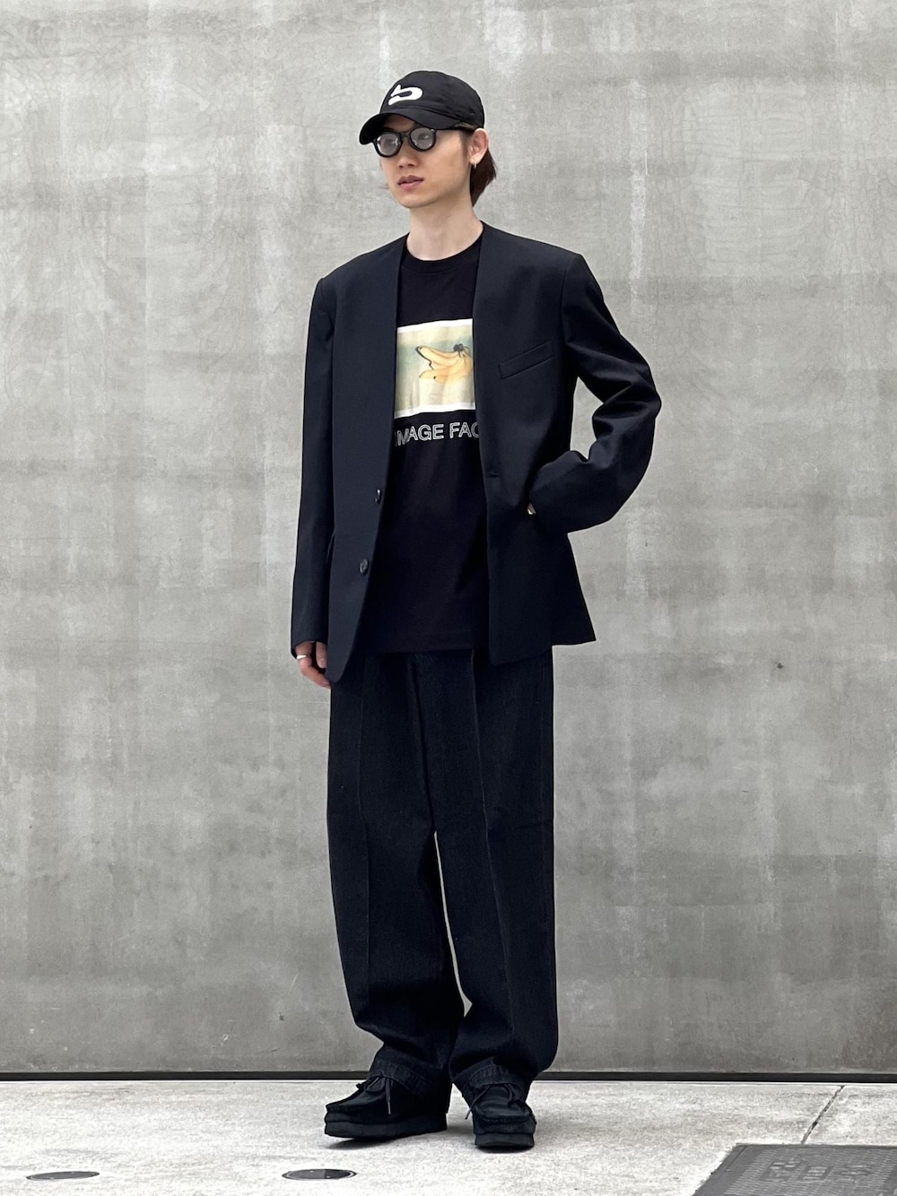 「初秋コーデ、秋コーデ」｜「ADAM ET ROPE'のワイド イージー デニムパンツ / ADAM ET ROPE' JEANS -GRID-（デニムパンツ、ブラック系）」を使った、kodai kanomataさん（メンズ・172cm）の秋コーディネートの1枚目の写真