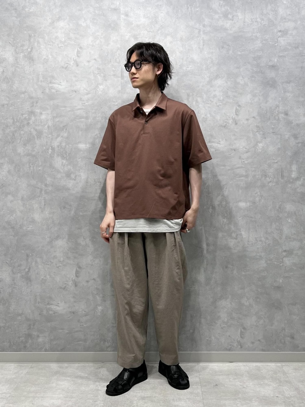 「ADAM ET ROPÉ、HOMME、夏、夏コーデ、夏ファッション」｜「ADAM ET ROPE'の【RIRANCHA】ワイド テーパード アンクルパンツ/イージーケア/吸水速乾（スラックス、ベージュ系）」を使った、kodai kanomataさん（メンズ・172cm）の夏コーディネートの1枚目の写真