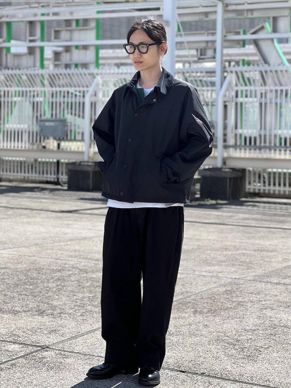 「barbour、ADAM ET ROPÉ、HOMME」｜「Barbourの《別注》【BARBOUR/バブアー】TRANSPORT リバーシブルブルゾン / 本国生産 / ロイヤルワラント / UNISEX（ブルゾン、ブラック系）」を使った、kodai kanomataさん（メンズ・172cm）の春コーディネートの1枚目の写真