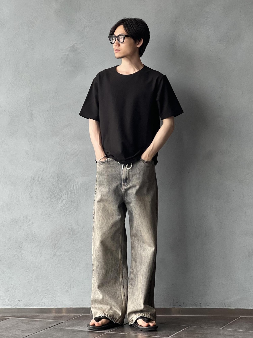 「春コーデ、初夏コーデ、夏コーデ」｜「ADAM ET ROPE'の【MINUS】スタンダード Tシャツ / 接触冷感 / ロングシーズン着用可能（Tシャツ/カットソー、ブラック系）」を使った、kodai kanomataさん（メンズ・172cm）の春コーディネートの1枚目の写真