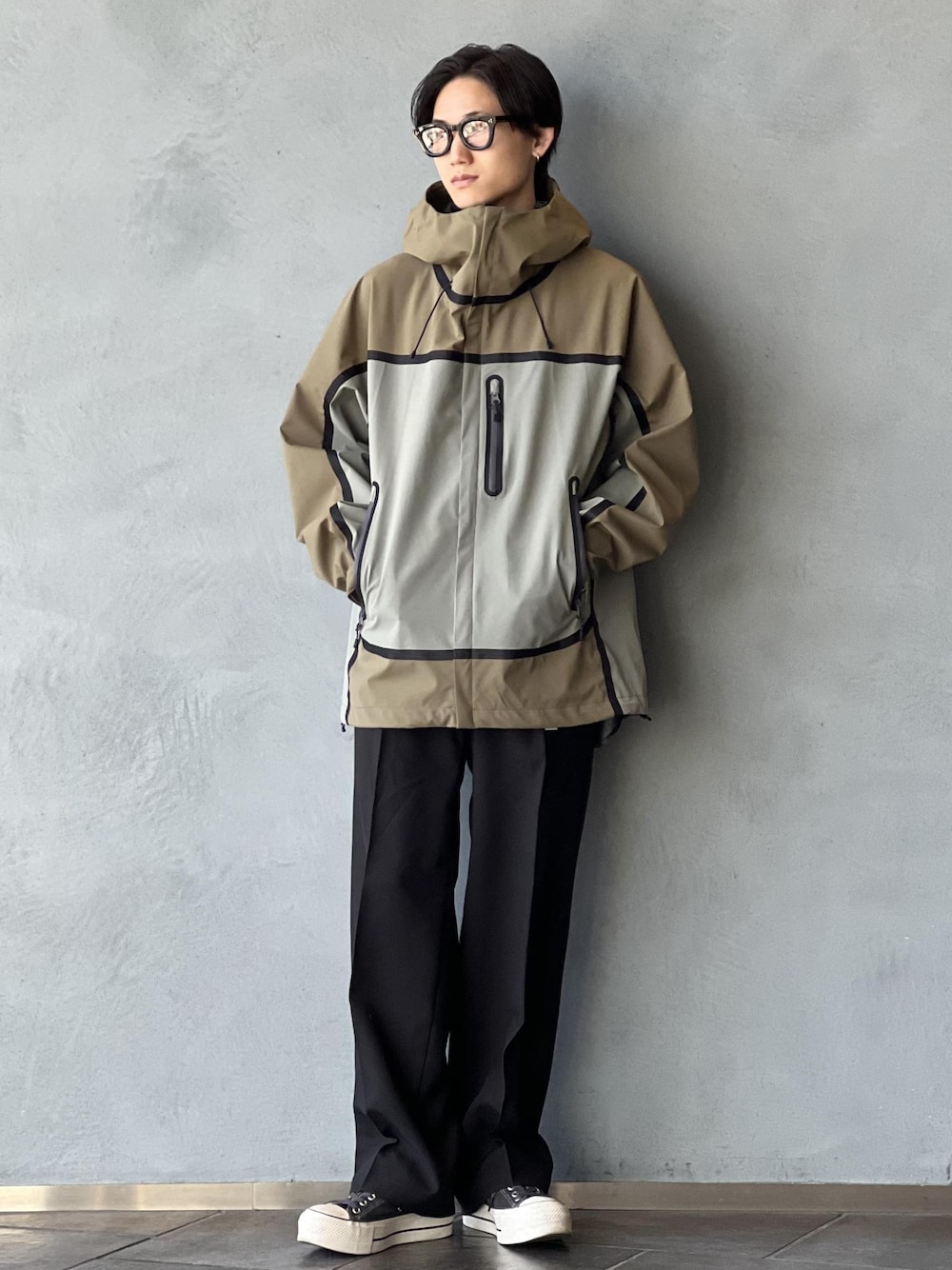 「初春コーデ、春コーデ、ADAM ET ROPÉ、トップス、その他トップス、パンツ、GKL25070、GKS25020、25ss_homme_exclusive、MBUYER'S_pickup、MSpecial_pickup」｜「Gramicciの《別注》【GRAMICCI/グラミチ】2WAY STRETCH WIDE STRAIGHT（スラックス、ブラック系）」を使った、kodai kanomataさん（メンズ・172cm）の冬コーディネートの1枚目の写真