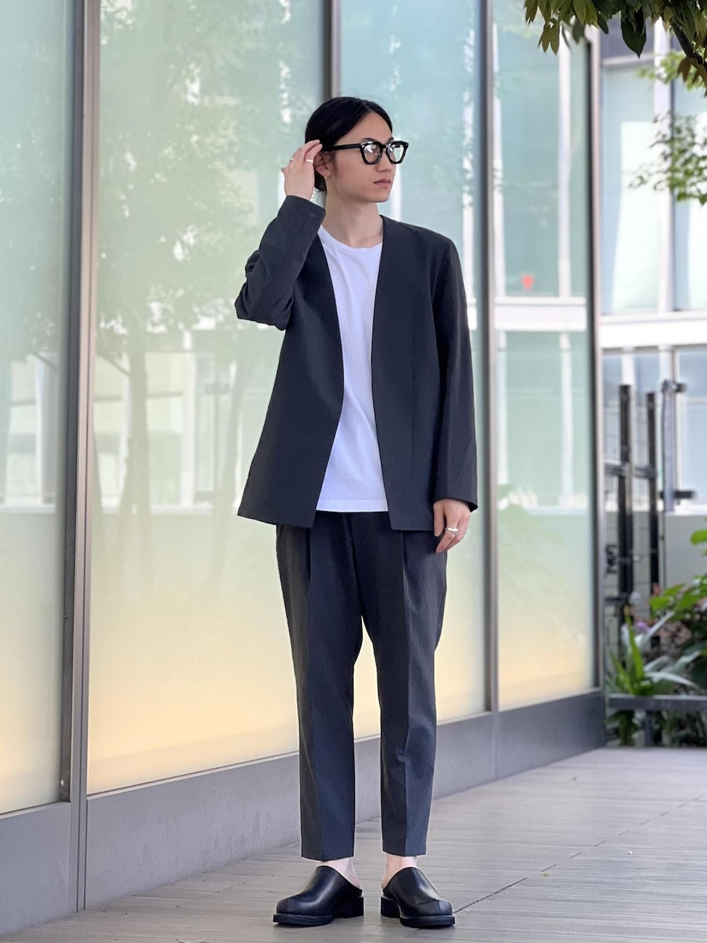 「ビジカジセットアップ、ジャケット、ADAM ET ROPÉ、HOMME、きれいめ、きれいめカジュアル、セットアップ、セットアイテム」｜「ADAM ET ROPE'の2点セット【RIRANCHA / リランチェ】セットアップ / ノーカラージャケット＆イージーパンツ / イージーケア / ユニセックス（セットアップ、グリーン系）」を使った、kodai kanomataさん（メンズ・172cm）の春コーディネートの1枚目の写真