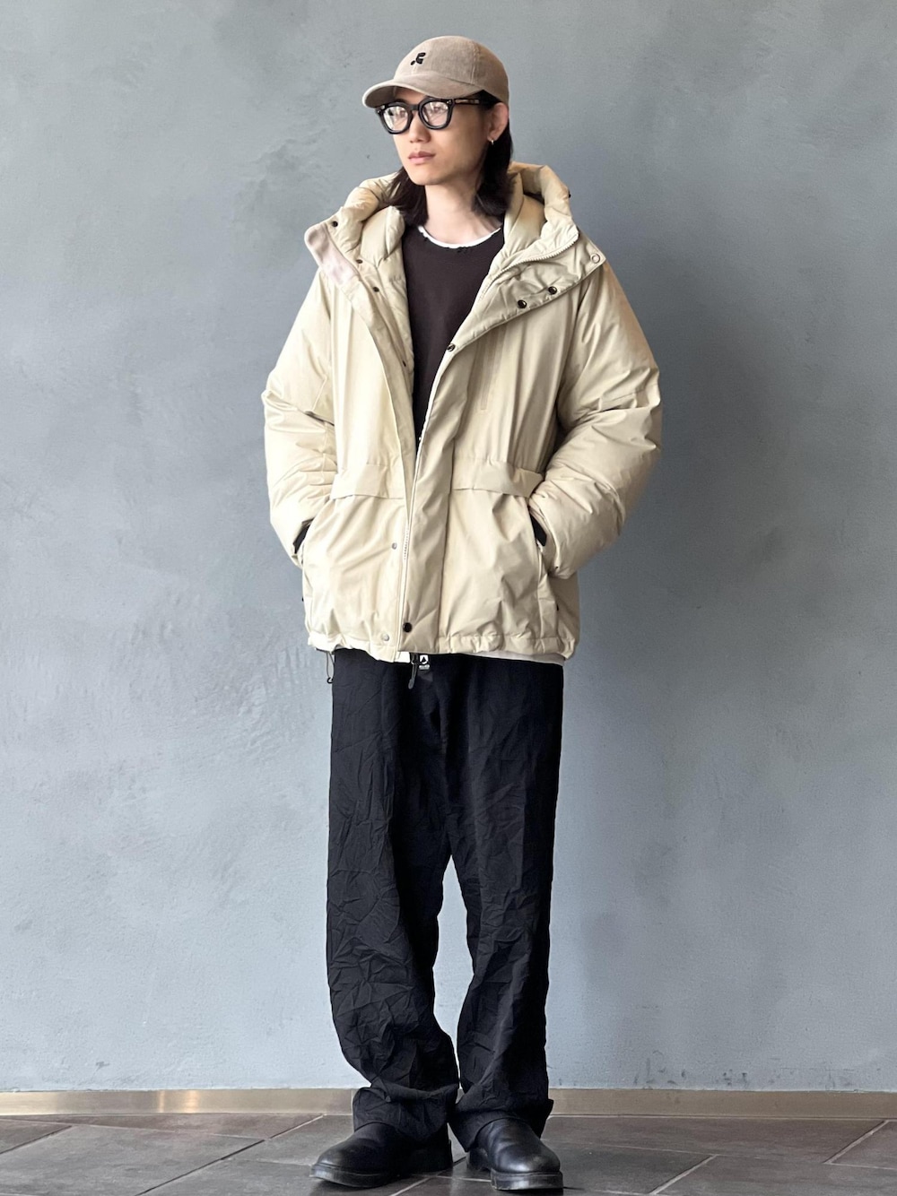 「初冬コーデ、冬コーデ」｜「ADAM ET ROPE'の【NIKKE/ニッケ】ワッシャー ウールギャバ ワイドストレート スラックス / セットアップ対応 / ユニセックス（スラックス、ブラック系）」を使った、kodai kanomataさん（メンズ・172cm）の秋コーディネートの1枚目の写真