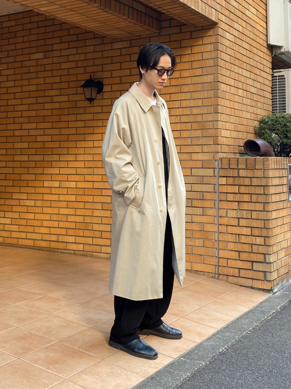 「ステンカラーコート、コモリ、COMOLI、LEMAIRE、ルメール」｜「COMOLIのアイテム（ステンカラーコート、ベージュ系）」を使った、kodai kanomataさん（メンズ・172cm）の春コーディネートの1枚目の写真