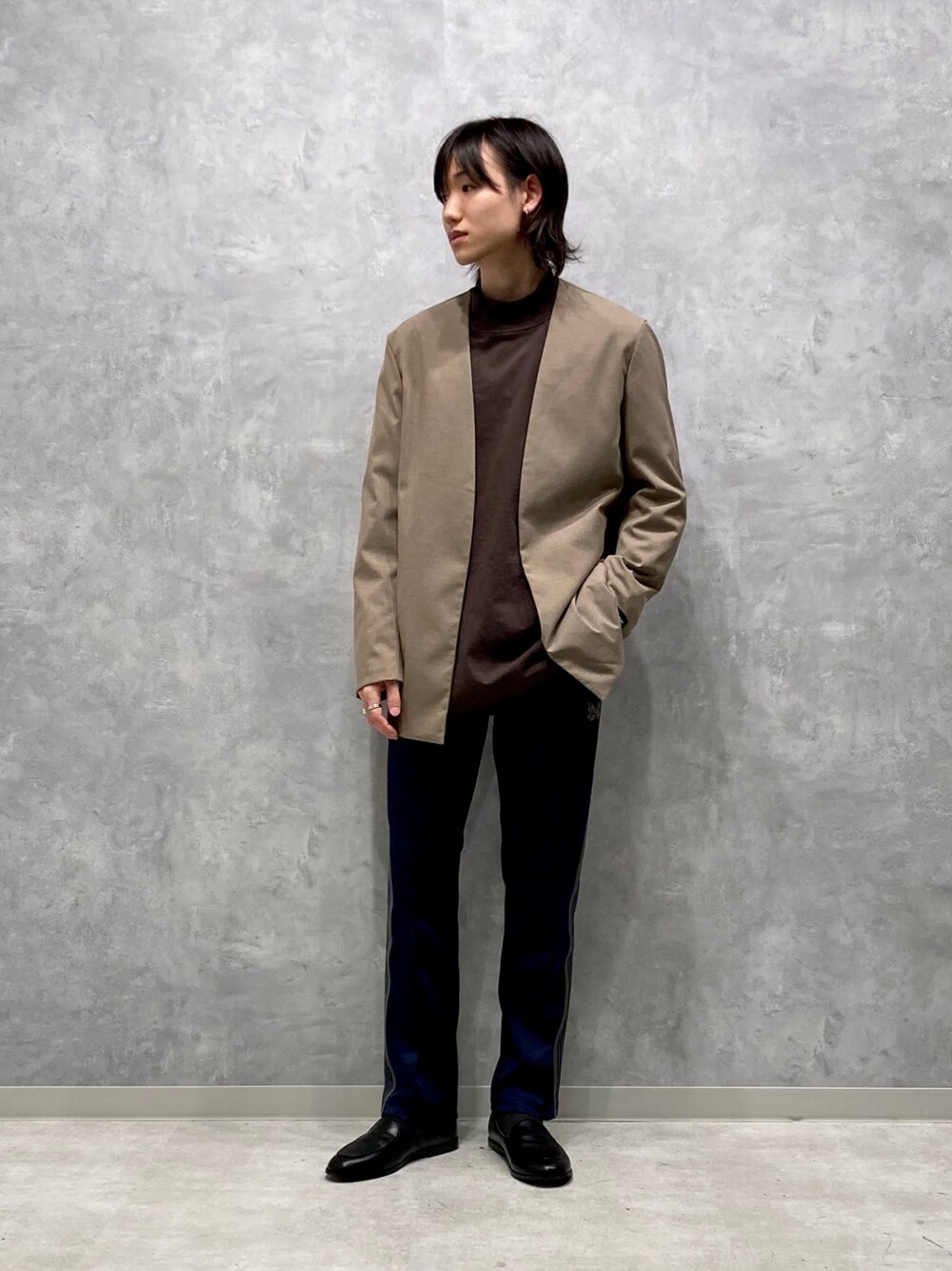 「Adam et Rope'、NEEDLES、needles トラックパンツ、fitfor、ノーカラージャケット、モックネック、ブラウン、ローファー、秋コーデ、シンプルコーデ、秋冬コーデ」｜「Needlesの＜NEEDLES（ニードルス）＞ TRACK PT/パンツ □□（その他パンツ、ブルー系）」を使った、kodai kanomataさん（メンズ・172cm）の秋コーディネートの1枚目の写真