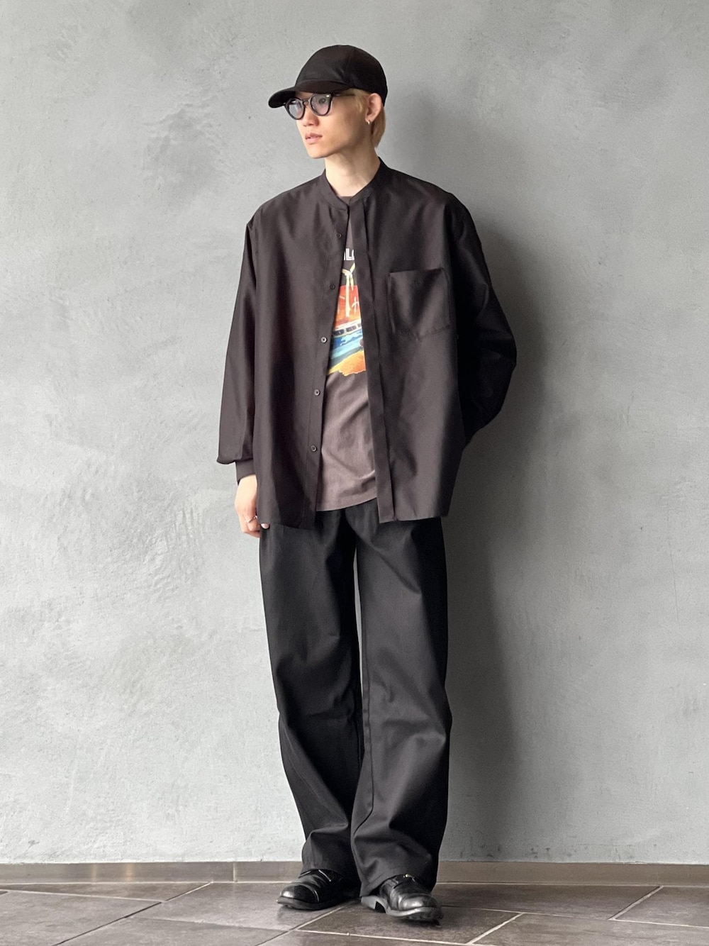 「春コーデ、初夏コーデ、夏コーデ、ADAM ET ROPÉ、トップス、シャツ/ブラウス、パンツ、デニムパンツ、GKS25080、GMG05180、RAIN ITEM、SUMMER SHIRTS、summer_shirts、アクセント、アクセントとして」｜「ADAM ET ROPE'の【ACT/アクト】超軽量 オーバーサイズ シアー バンドカラーシャツ / 速乾 / ストレッチ / イージーケア（シャツ/ブラウス、ブラック系）」を使った、kodai kanomataさん（メンズ・172cm）の夏コーディネートの1枚目の写真