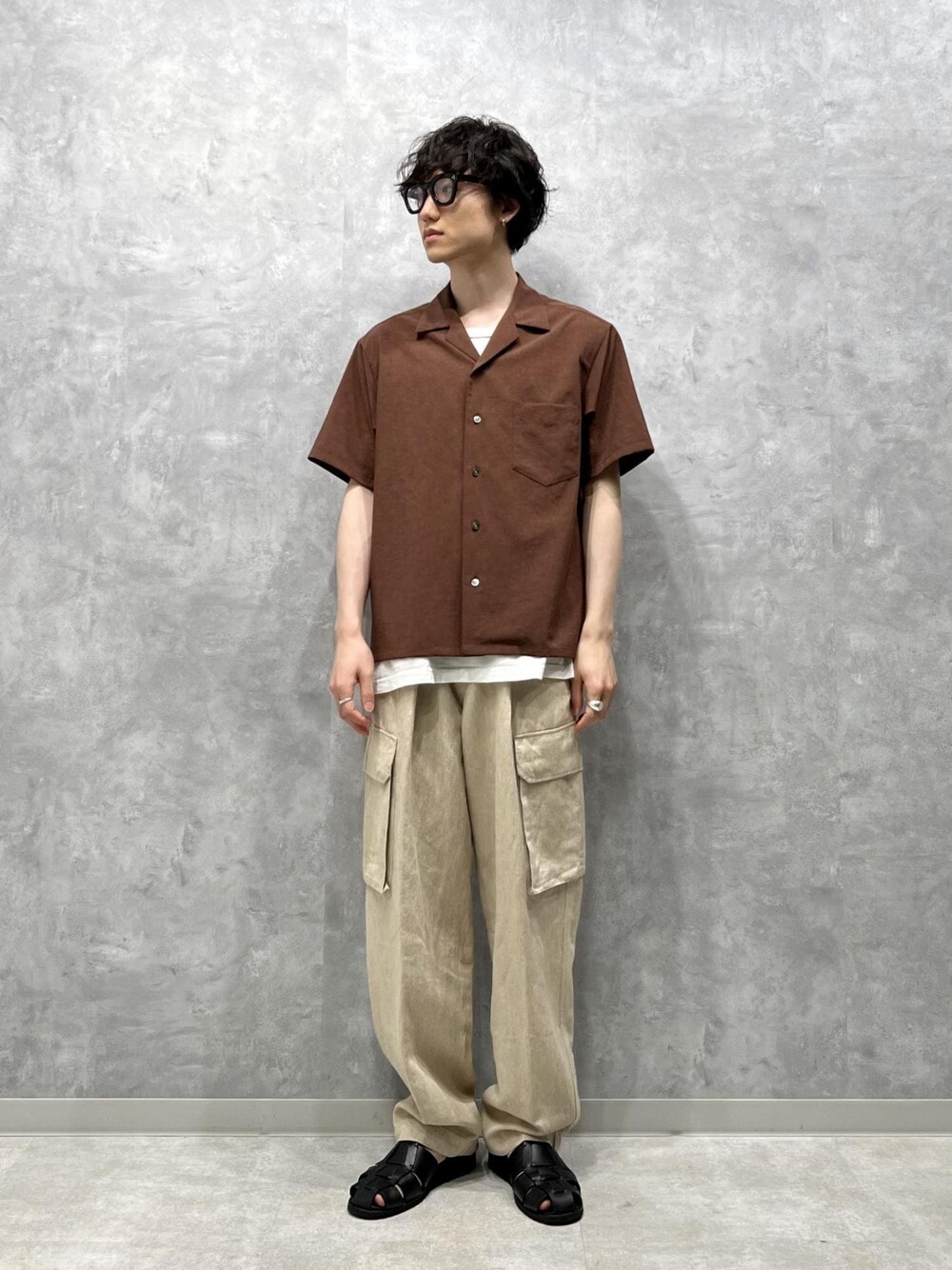 「ADAM ET ROPÉ、HOMME、春、夏、春ファッション、夏ファッション、23SS春の新作、23SS夏の新作」｜「ADAM ET ROPE'のコットンリネン デニムベルテッド ワイドストレート カーゴパンツ（デニムパンツ、ベージュ系）」を使った、kodai kanomataさん（メンズ・172cm）の夏コーディネートの1枚目の写真