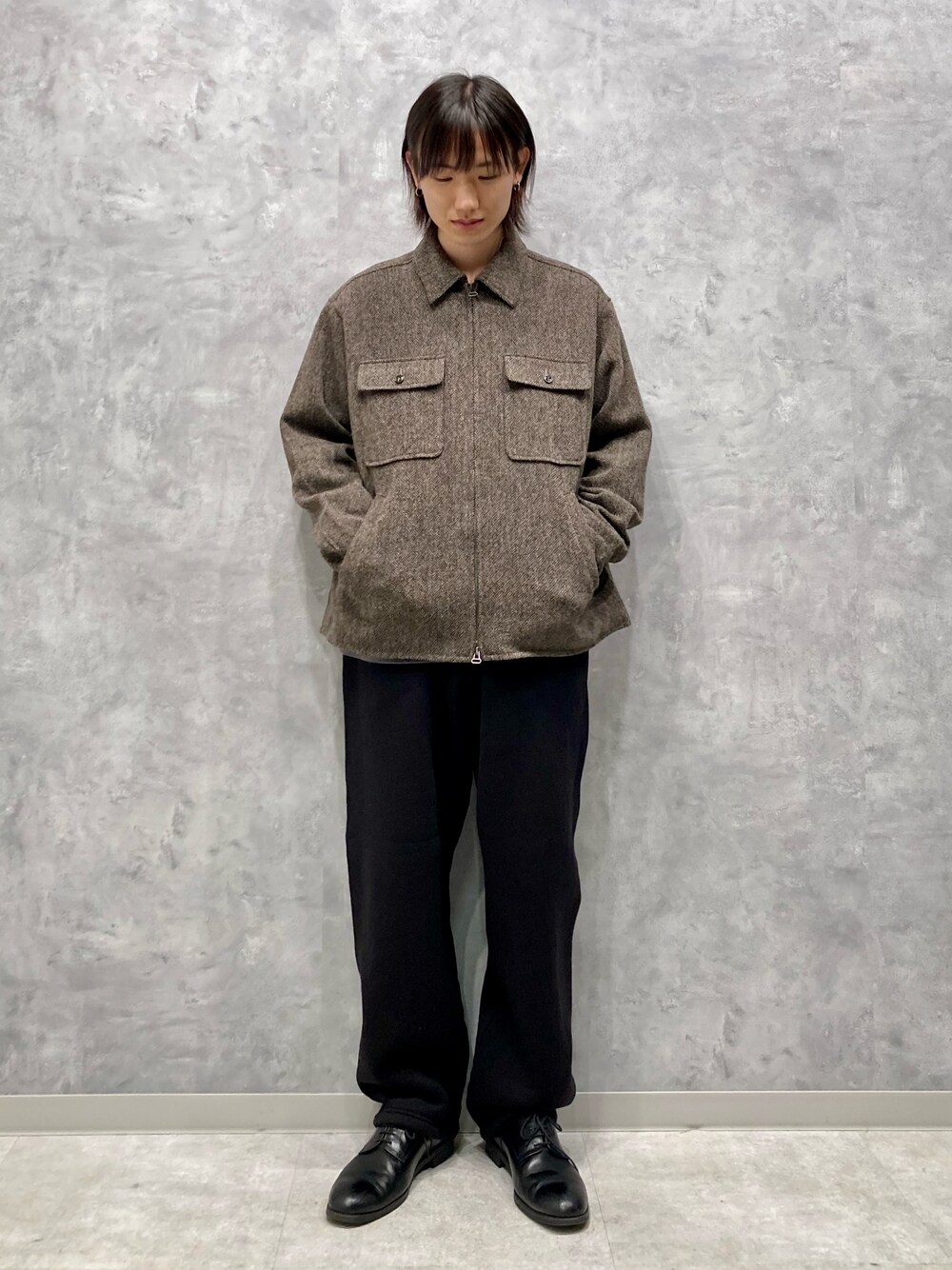 「Adam et Rope'、COMOLI、スウェットパンツ」｜「COMOLIのアイテム（スウェットパンツ、ブラック系）」を使った、kodai kanomataさん（メンズ・172cm）の秋コーディネートの1枚目の写真