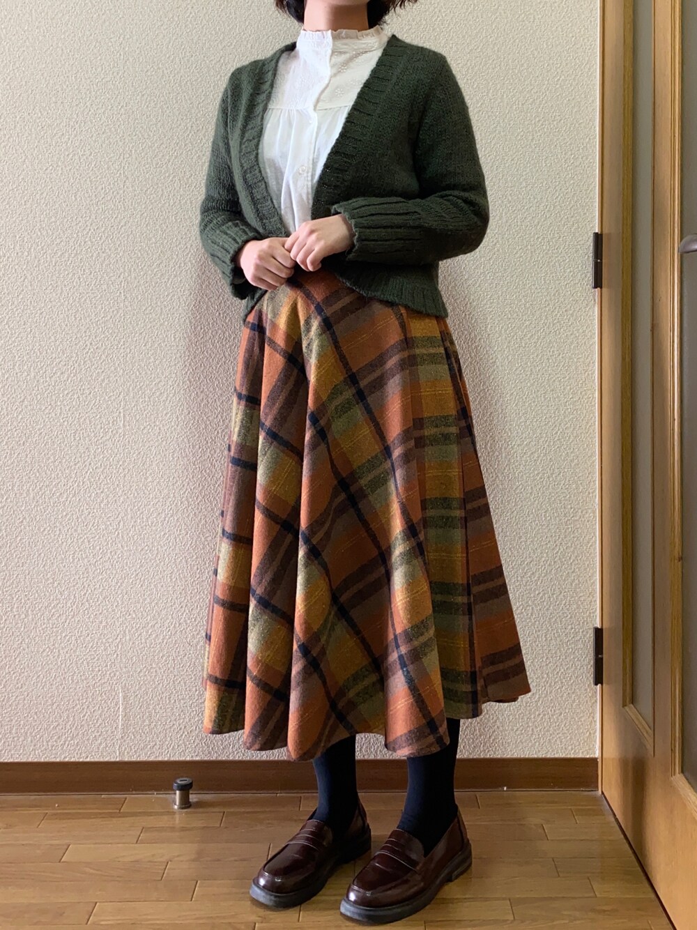 「jemiremiのアイテム（ローファー、ブラウン系）」を使った、あさりさん（レディース・157cm）の冬コーディネートの1枚目の写真