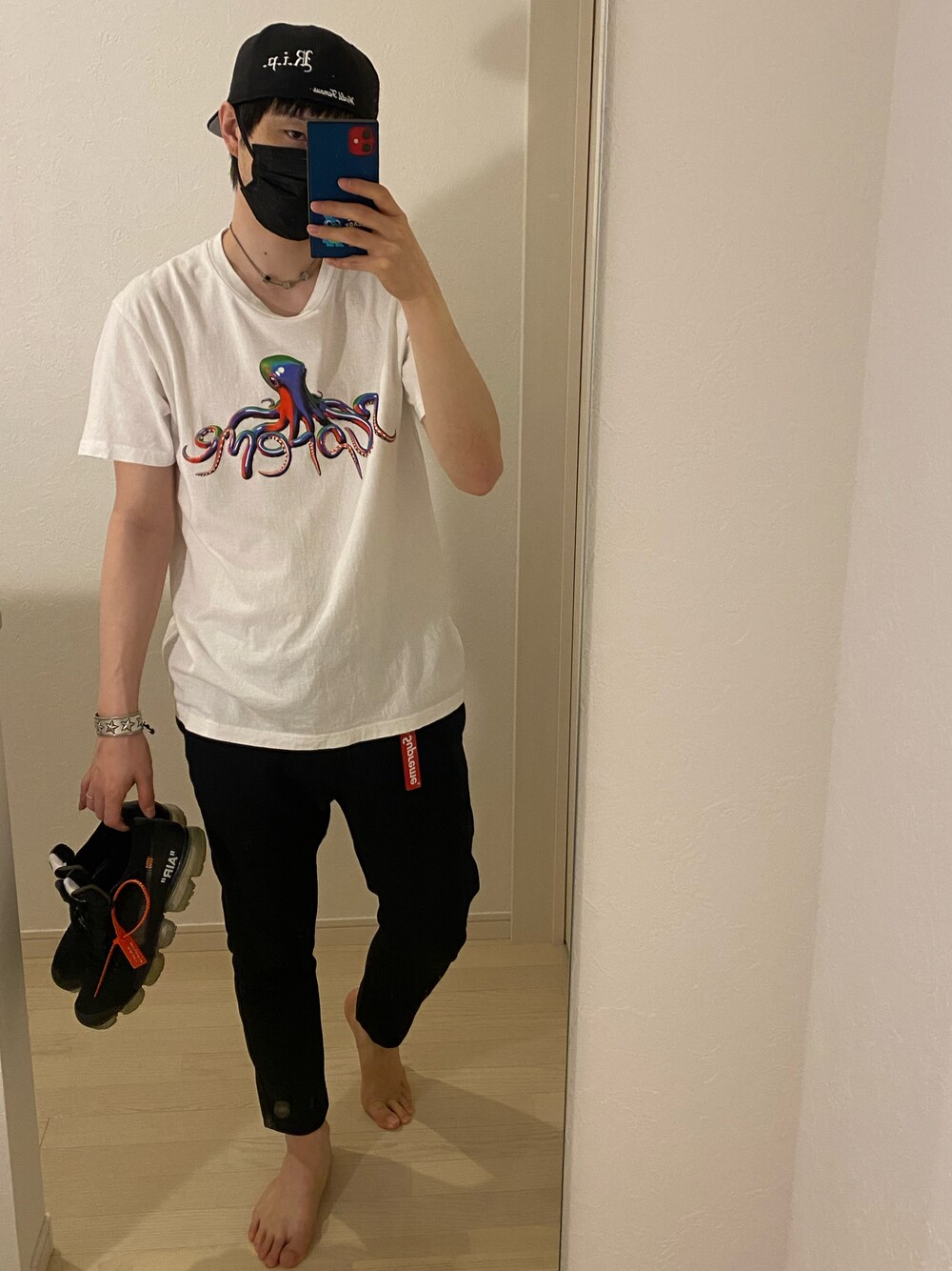「supreme、Tシャツ、BOXLOGO、off white、OFF-WHITE、NIKE、低身長、スニーカー、キャップ」｜「NANO universeのアイテム（スラックス、ブラック系）」を使った、weartacktさん（メンズ・177cm）の夏コーディネートの1枚目の写真