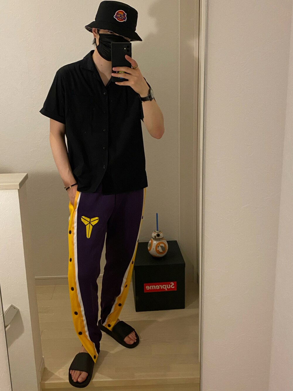 「シュプリーム、supreme、レイカーズ、Lakers、ハット、バケットハット」｜「GUのアイテム（ハット、ブラック系）」を使った、weartacktさん（メンズ・177cm）の夏コーディネートの1枚目の写真
