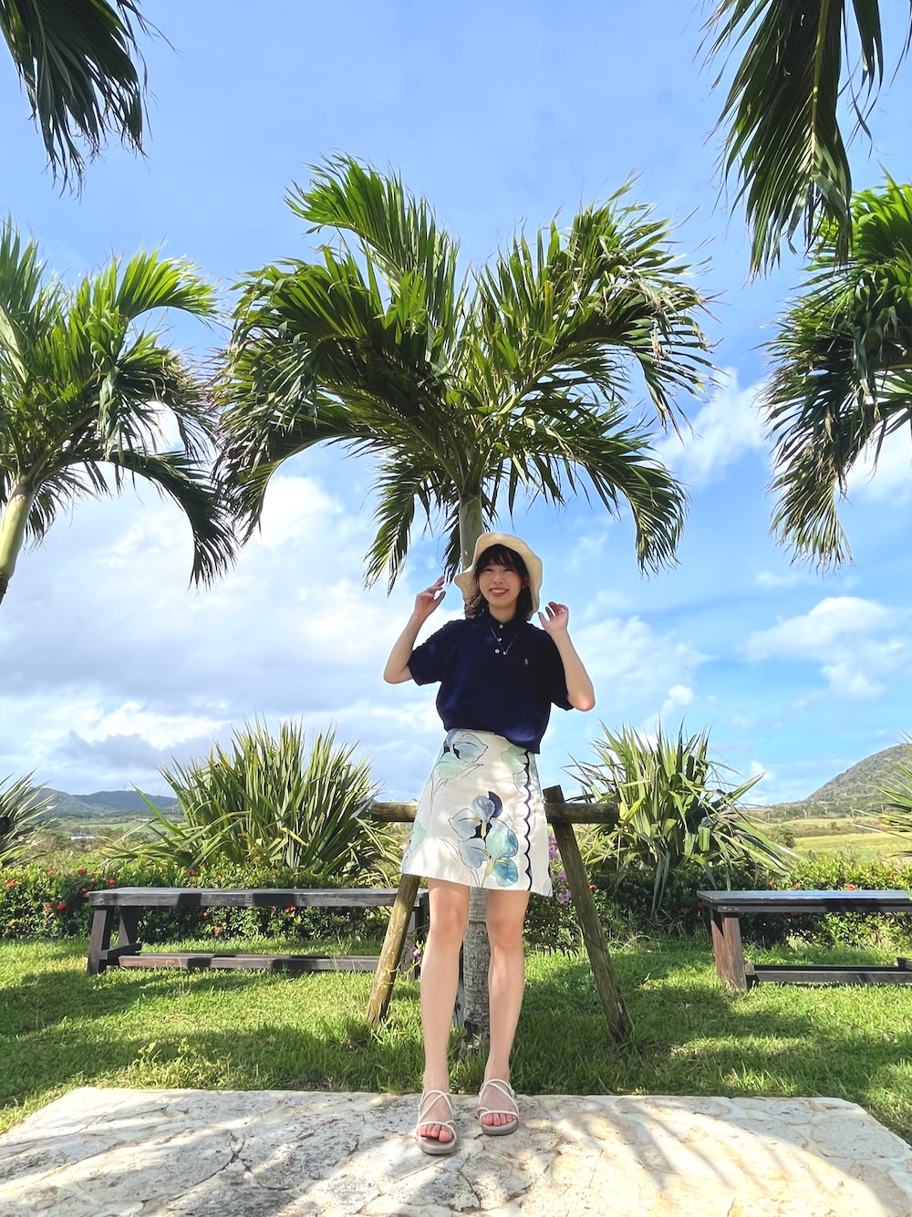 「お出かけコーデ、沖縄、夏コーデ、ポロシャツ、キレイめ、サンダル、リゾートスタイル」｜「POLO RALPH LAURENのアイテム（ポロシャツ、ブルー系）」を使った、Yukiko Yamadaさん（レディース・159cm）の秋コーディネートの1枚目の写真