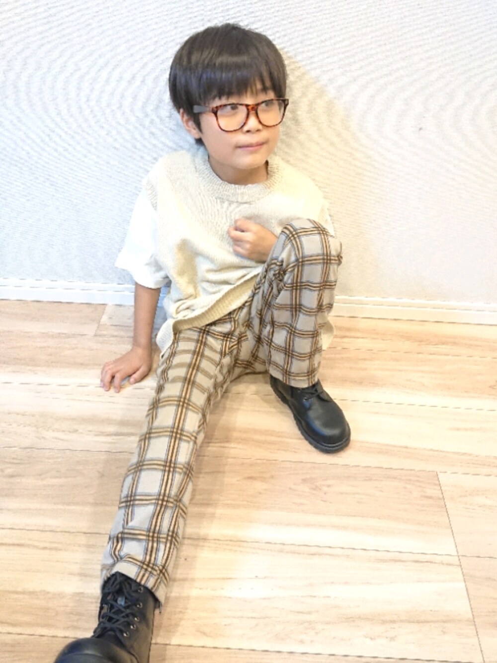 「秋服準備はじめました、秋のコーデ、レイヤードスタイル、カジュアル、チェックパンツ、ベスト、キッズコーデ、ベージュ、男の子、プチプラ、おしゃれさんと繋がりたい、ブーツ、めがね」｜「devirockのアイテム（ベスト、ベージュ系）」を使った、どくきなさん（キッズ・125cm）の秋コーディネートの1枚目の写真