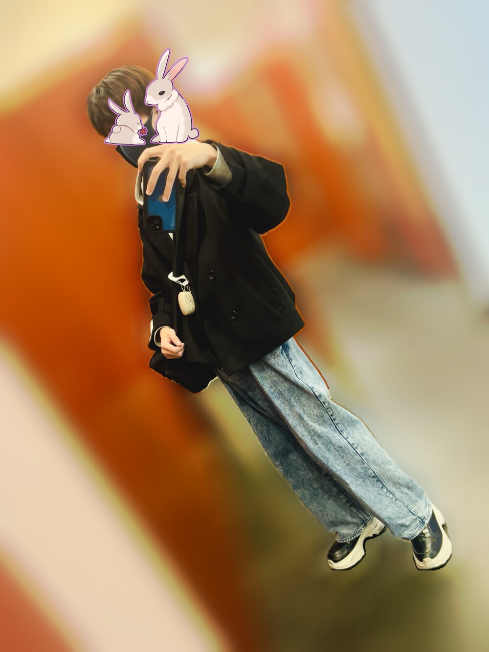 ブラック系のスニーカー、ブルー系のデニムパンツ、ブラック系のピーコートを着用したメンズの冬コーディネートの1枚目の写真