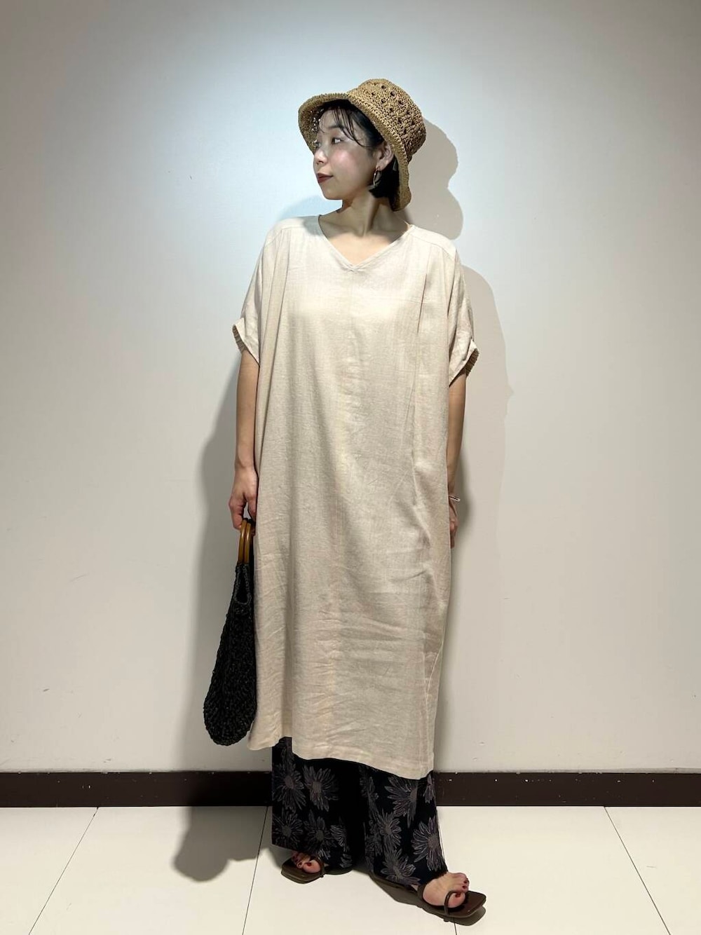 「ワンピース、イージーパンツ、ラフ、サンダル、RODESKO、レイヤード、天然素材、レイヤードスタイル、パンツ、ハット、帽子、リネン、夏コーデ、パンツスタイル、夏」｜「RODE SKOのダブルストラップサンダル（サンダル、ブラウン系）」を使った、AKIRAさん（レディース・162cm）の夏コーディネートの1枚目の写真