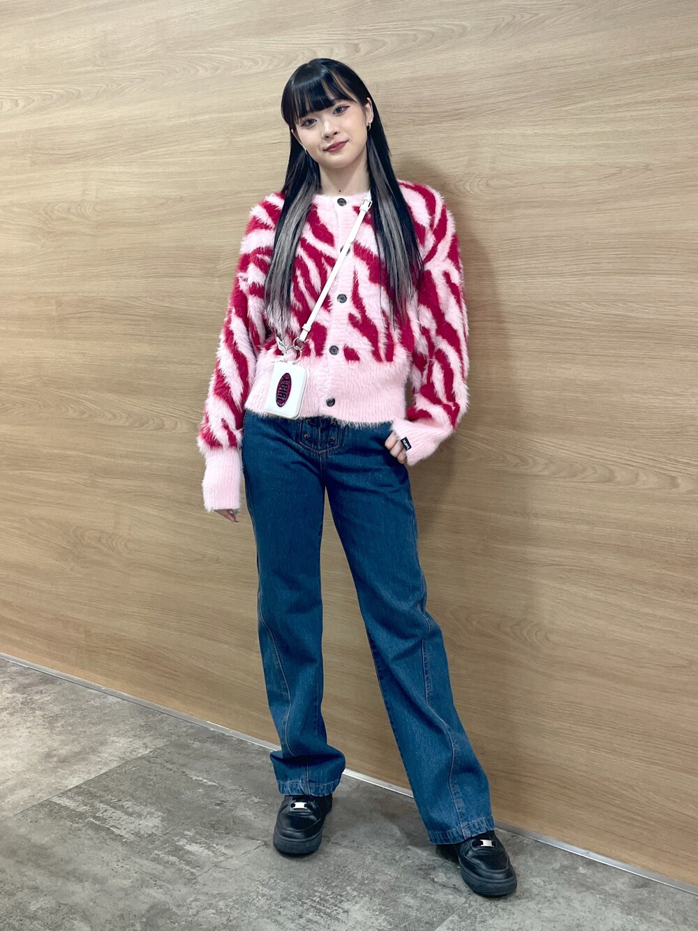 「ootd、デニム、ゼブラ柄、ニット、エックスガール、x-girl、カードケース、ニットコーデ」｜「X-girlのZEBRA 2WAY KNIT CARDIGAN（ニット/セーター、ピンク系）」を使った、みおさん（レディース・159cm）の秋コーディネートの1枚目の写真