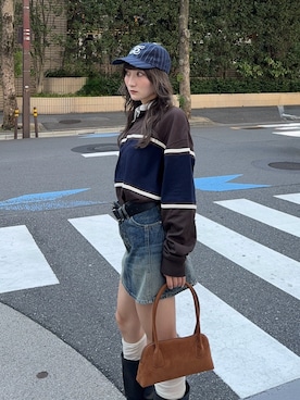 「アイテム（デニムスカート）」を使った、犬童南実さん（レディース・158cm）の秋コーディネート