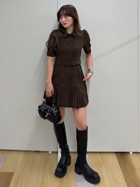 「SLY（スライ）のCOLLAR BUTTON S/OP カラーボタンショートワンピ 秋服 ミニワンピース（ワンピース、ブラウン系）」を使った、犬童南実さん（レディース・158cm）の秋コーディネート