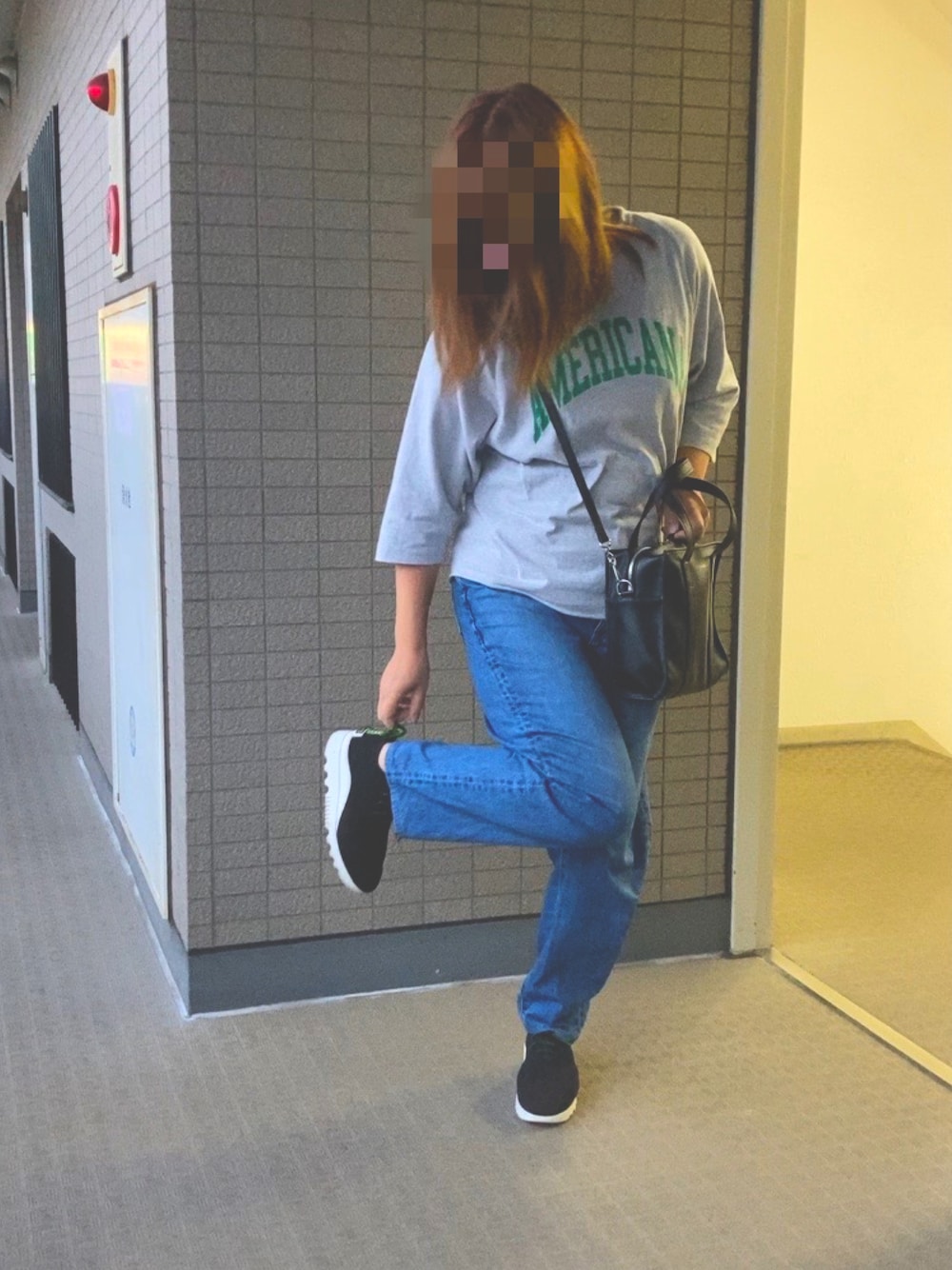 「シンプルスタイル、秋服コーデ、スニーカーコーデ、ロンT、今日のコーデ、シンプル、カジュアルコーデ」｜「AMERICANAの[Americana×JEANS FACTORY/アメリカーナ×ジーンズファクトリー] 別注 7分袖ラグランスリーブ カレッジロゴプリントTシャツ（Tシャツ/カットソー、ブラック系）」を使った、yumittさん（レディース・165cm）の秋コーディネートの1枚目の写真