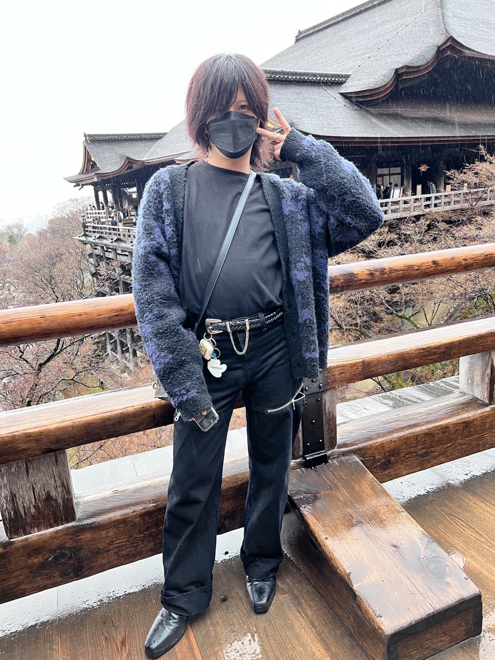 「ADRERのdouble zip straight denim/ダブルジップストレートデニム（デニムパンツ、ブラック系）」を使った、れおさん（メンズ・165cm）の春コーディネートの1枚目の写真