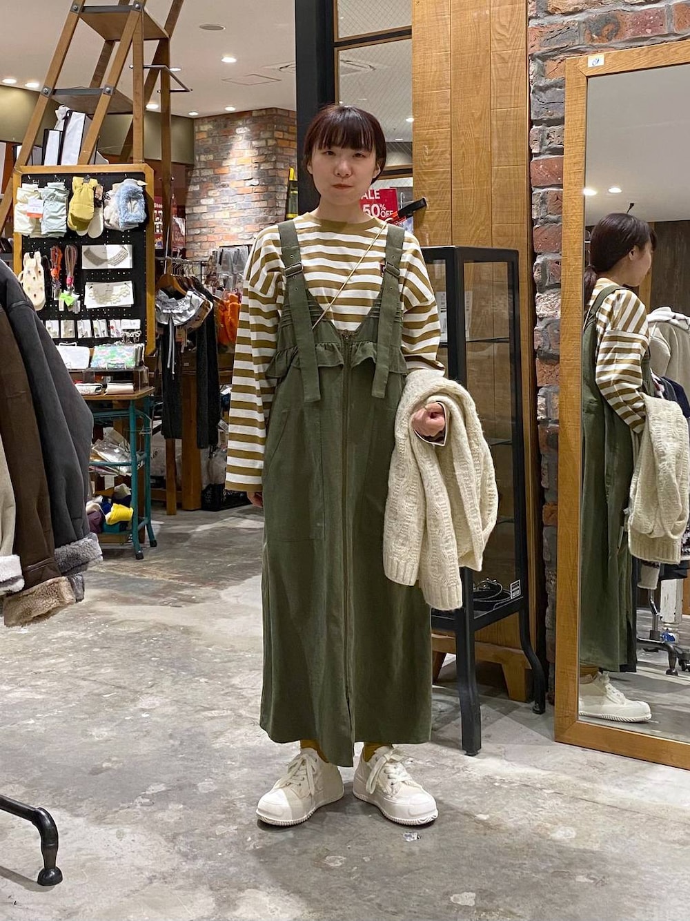 「niko and ...、パーマ、秋服準備はじめました、ボーダー、個性派、ヴィンテージ、メンズライク、古着MIX、ロンT、冬コーデ、秋コーデ、秋冬新作」｜「niko and...の2WAYフリルジャンパースカート（ジャンパースカート、グリーン系）」を使った、いくみさん（レディース・155cm）の冬コーディネートの1枚目の写真