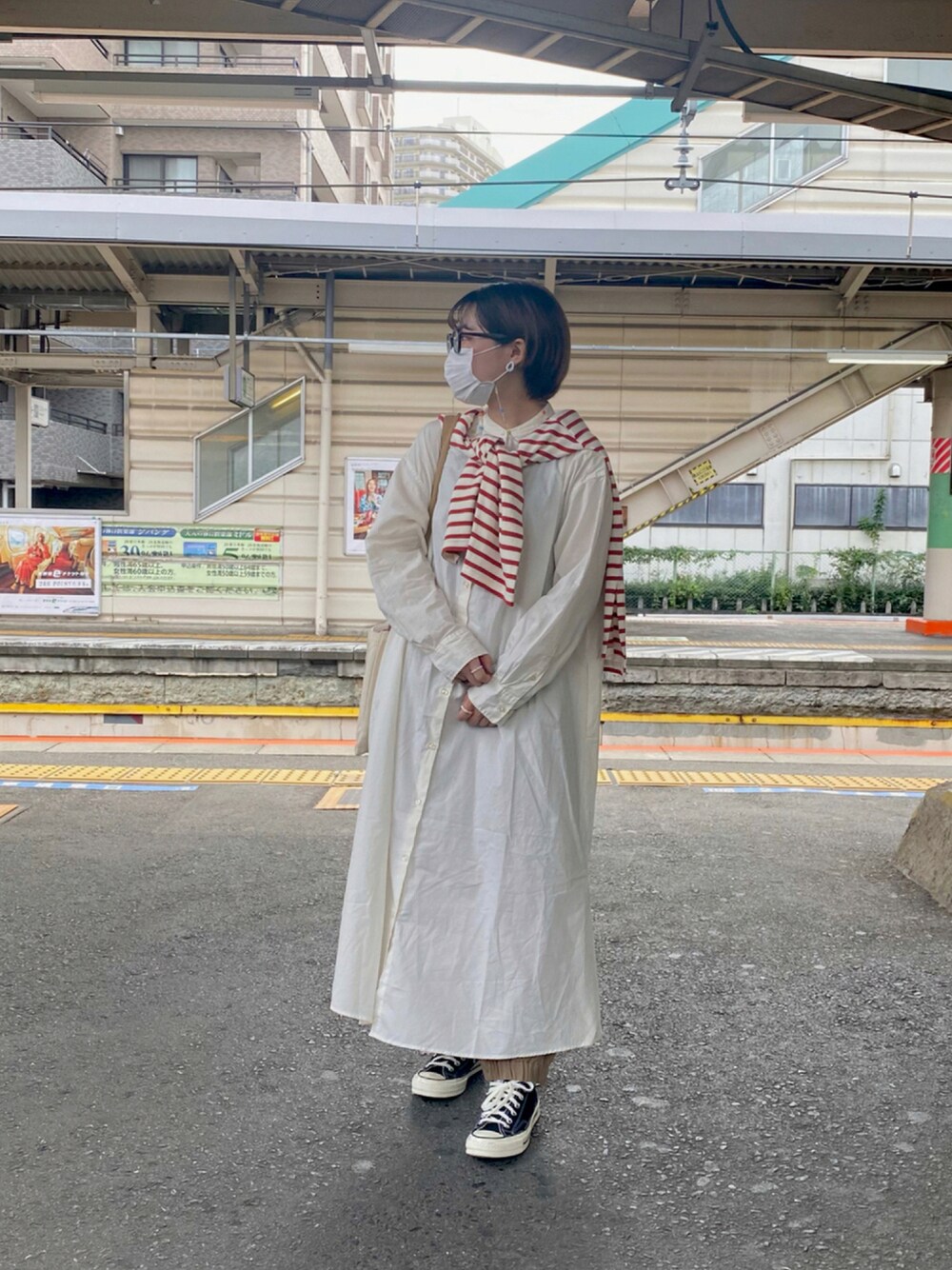 「カジュアル、シンプル、シャツワンピース、ニコアンド、秋服、カジュアルコーデ、niko and ...、秋コーデ、だから秋服が好き、出勤コーデ」｜「CONVERSEの【 CONVERSE CT70 】'70 Chuck Taylor OX Vintage Canvas チャックテイラー（スニーカー、ブラック系）」を使った、いくみさん（レディース・155cm）の秋コーディネートの1枚目の写真